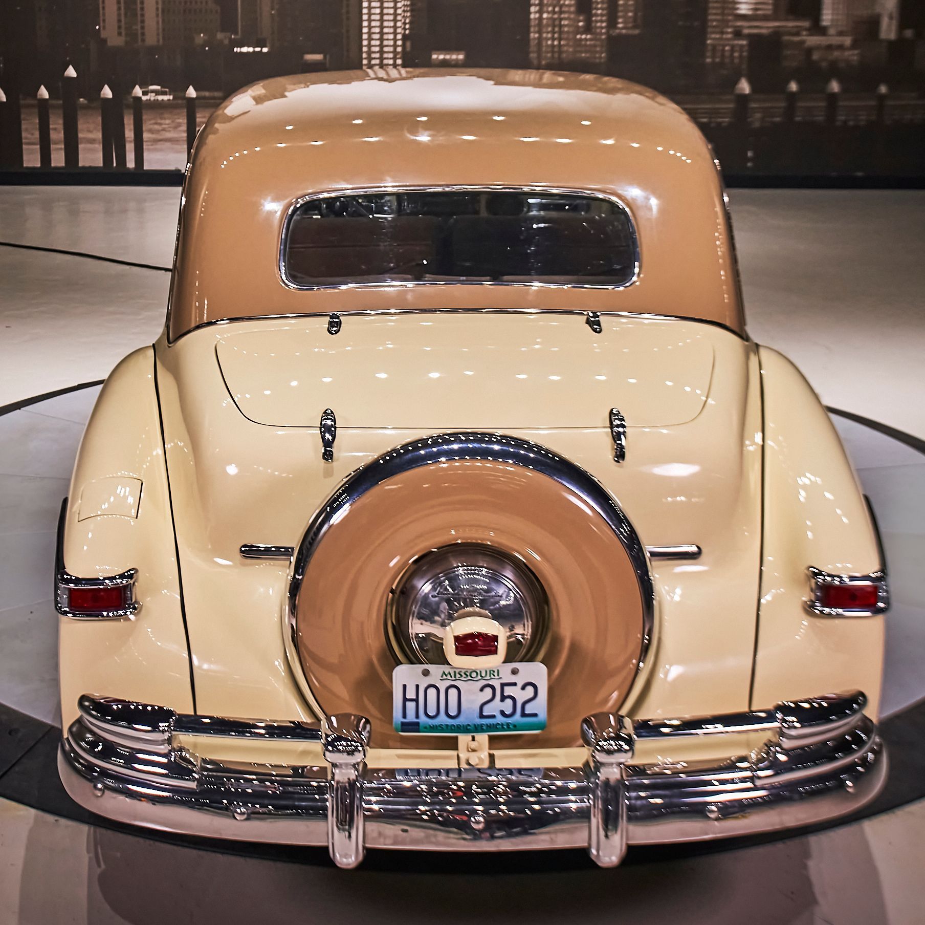A car with a license plate that says hoo 252