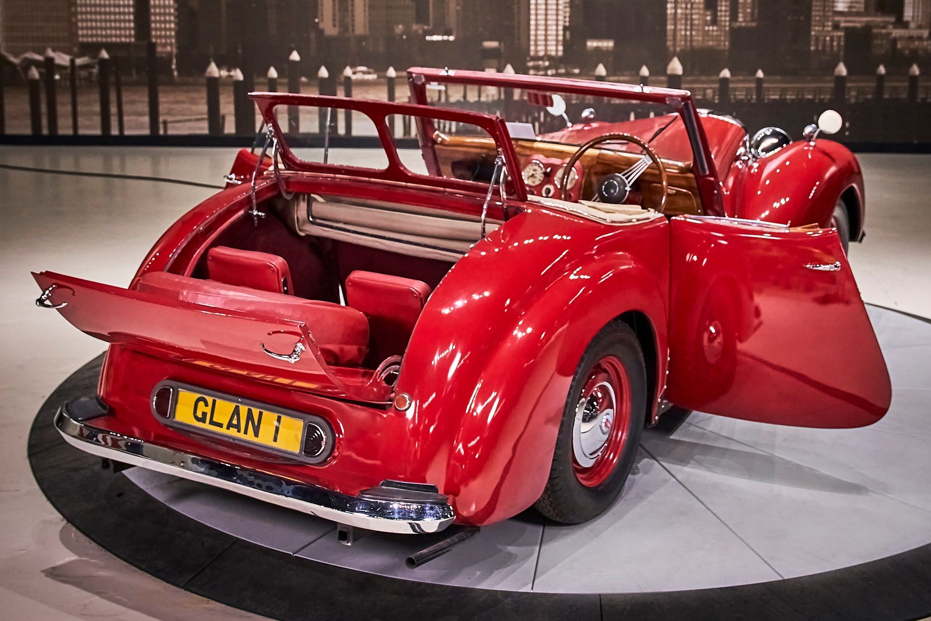 A red car with a license plate that says clan 7
