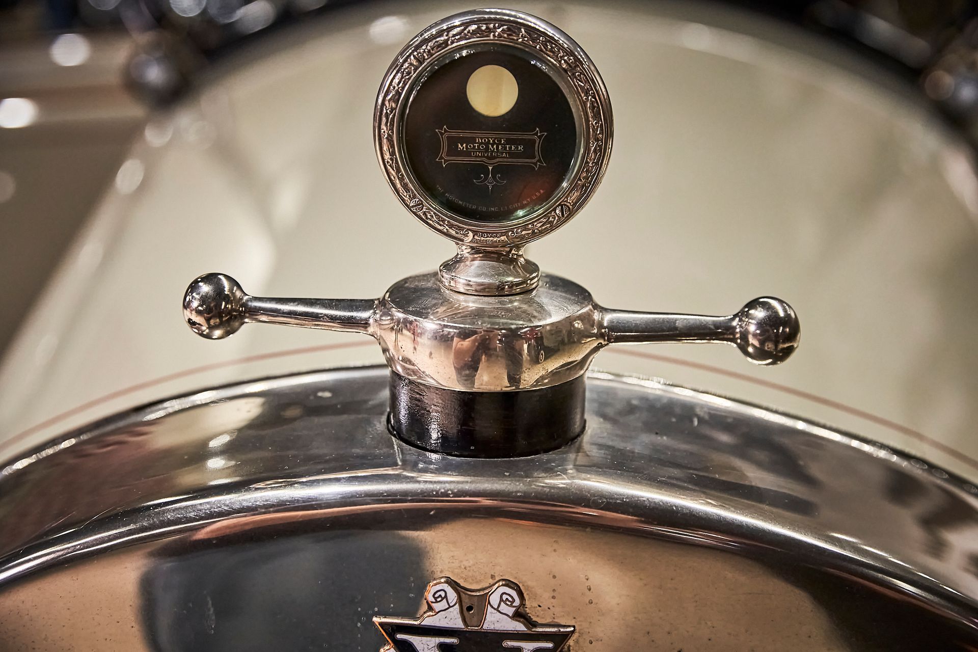 A close up of the hood ornament of an old car