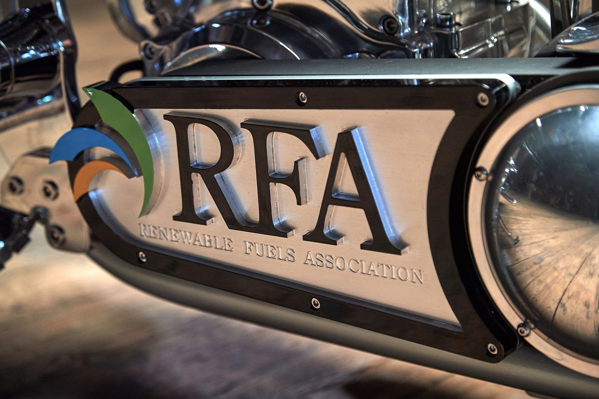 A motorcycle with a license plate that says rea on it
