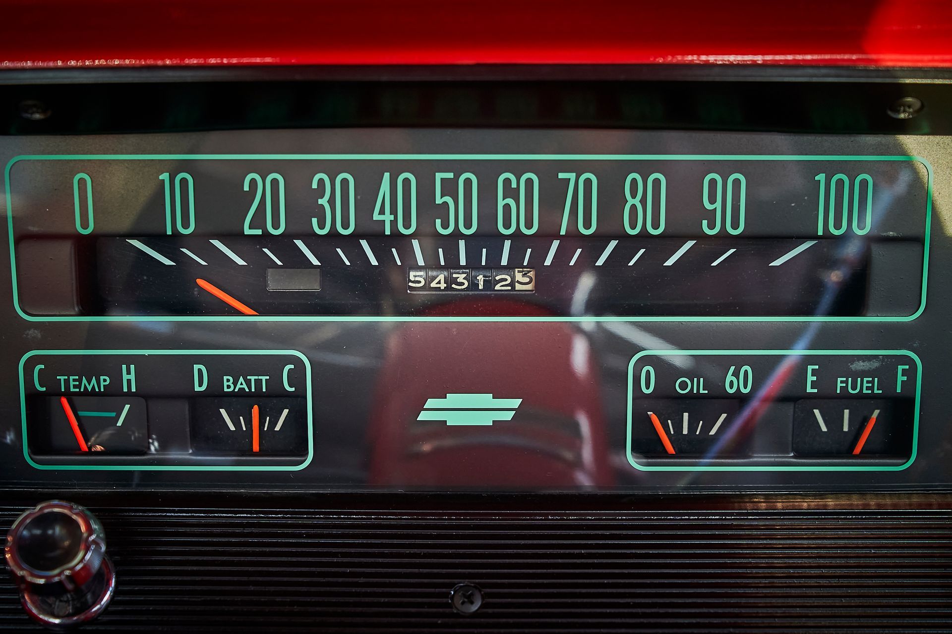 A close up of a car dashboard with the numbers 0 10 20 30 40 50 60 70 80 90 100
