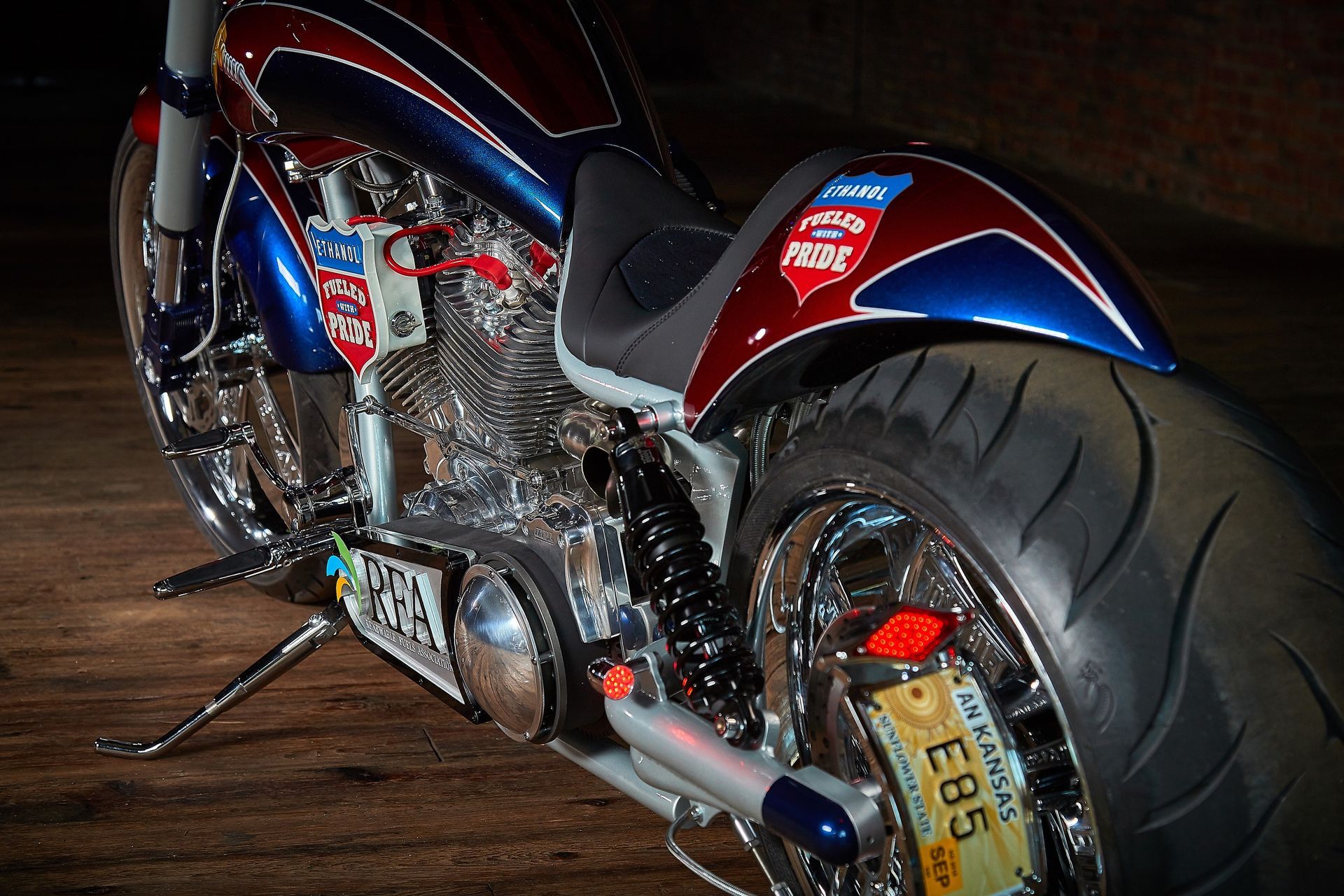 A motorcycle with a license plate that says eb5
