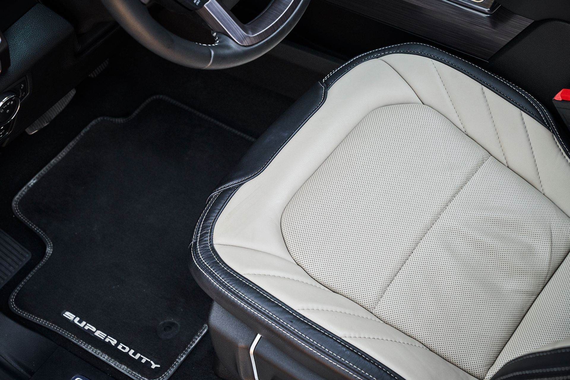 A car seat with the word superduty on it