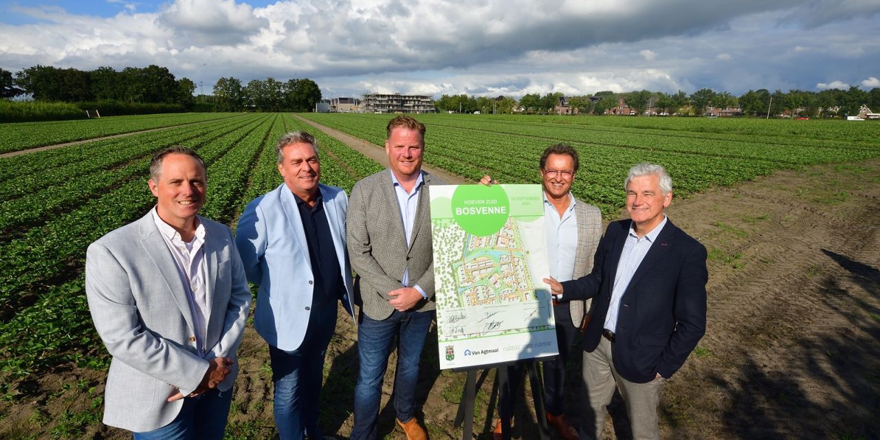 Een groep mannen staat in een veld met een bord.