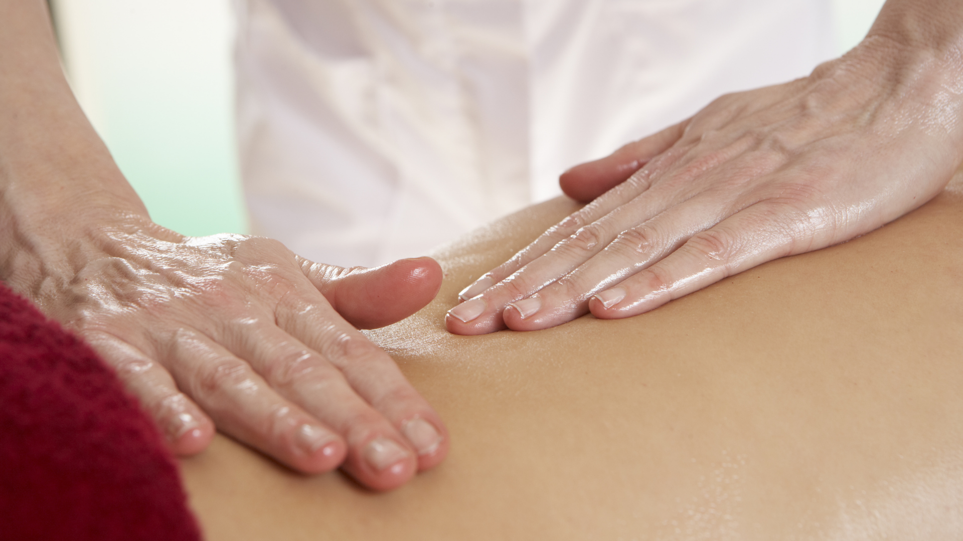 Hands giving a therapeutic back massage at Mellow Muscles Massage