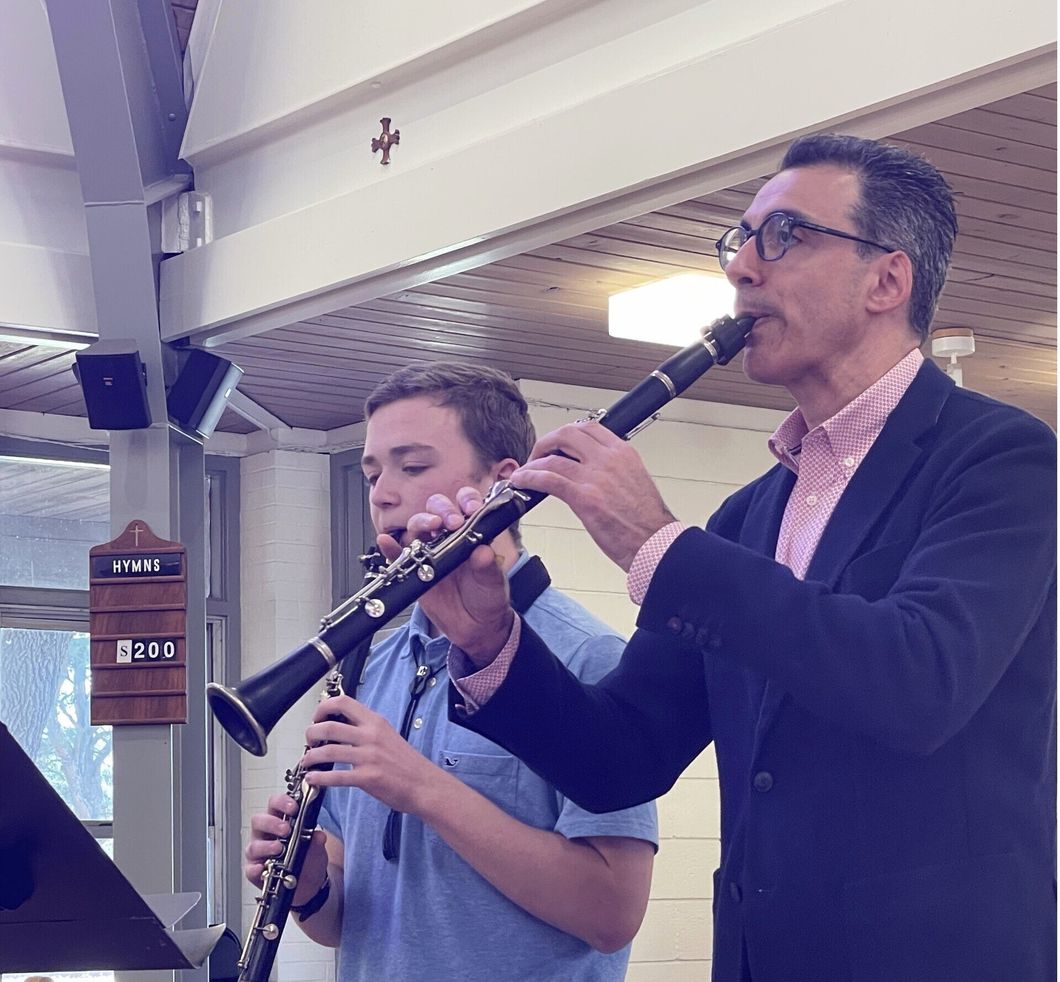 Oskar Espina-Ruiz and student playing clarinets.