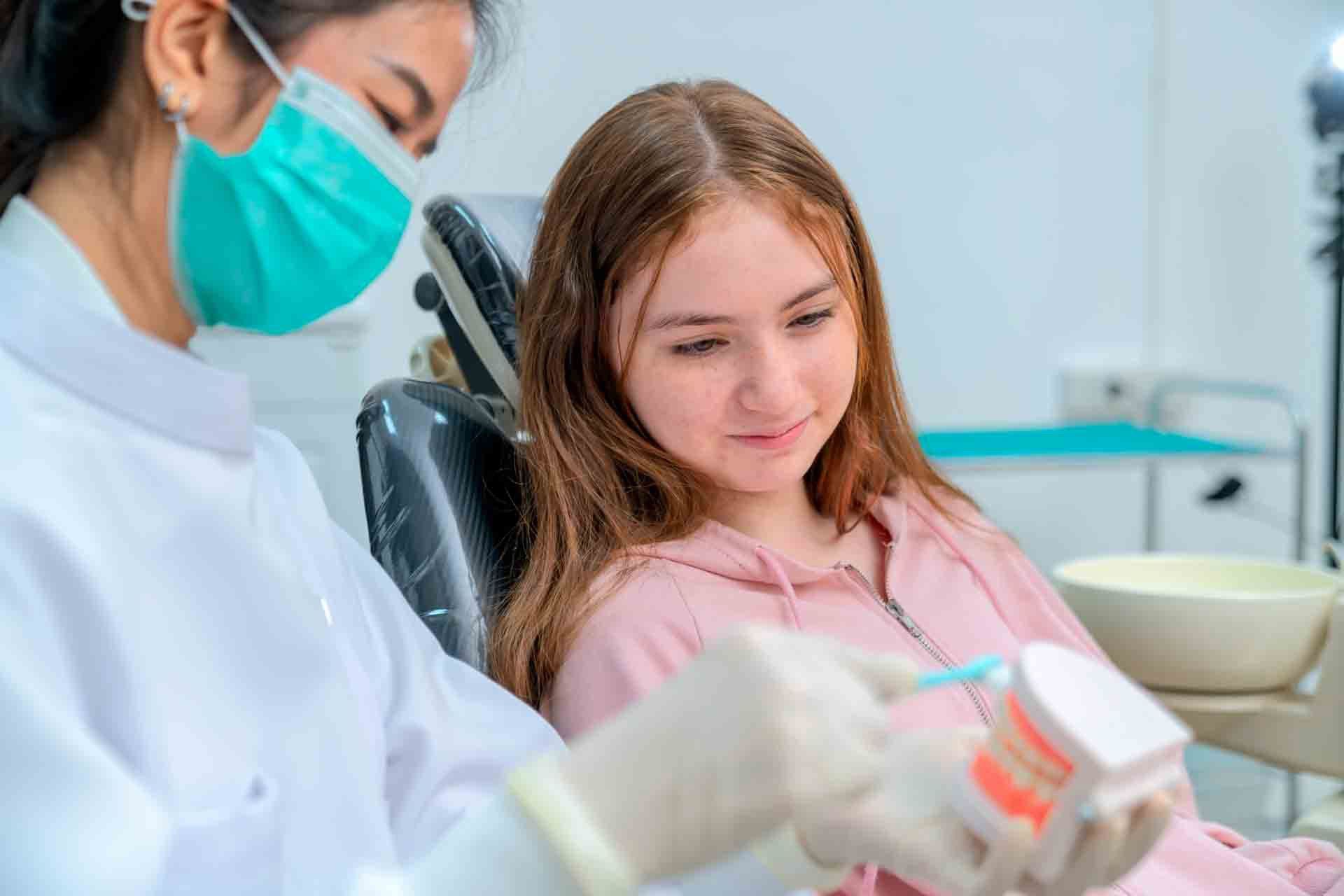The dentist teaches the kid how to care for the teeth – Blacktown, NSW – Smiles for All The dentist teaches the kid how to care for the teeth – Blacktown, NSW – Smiles for All