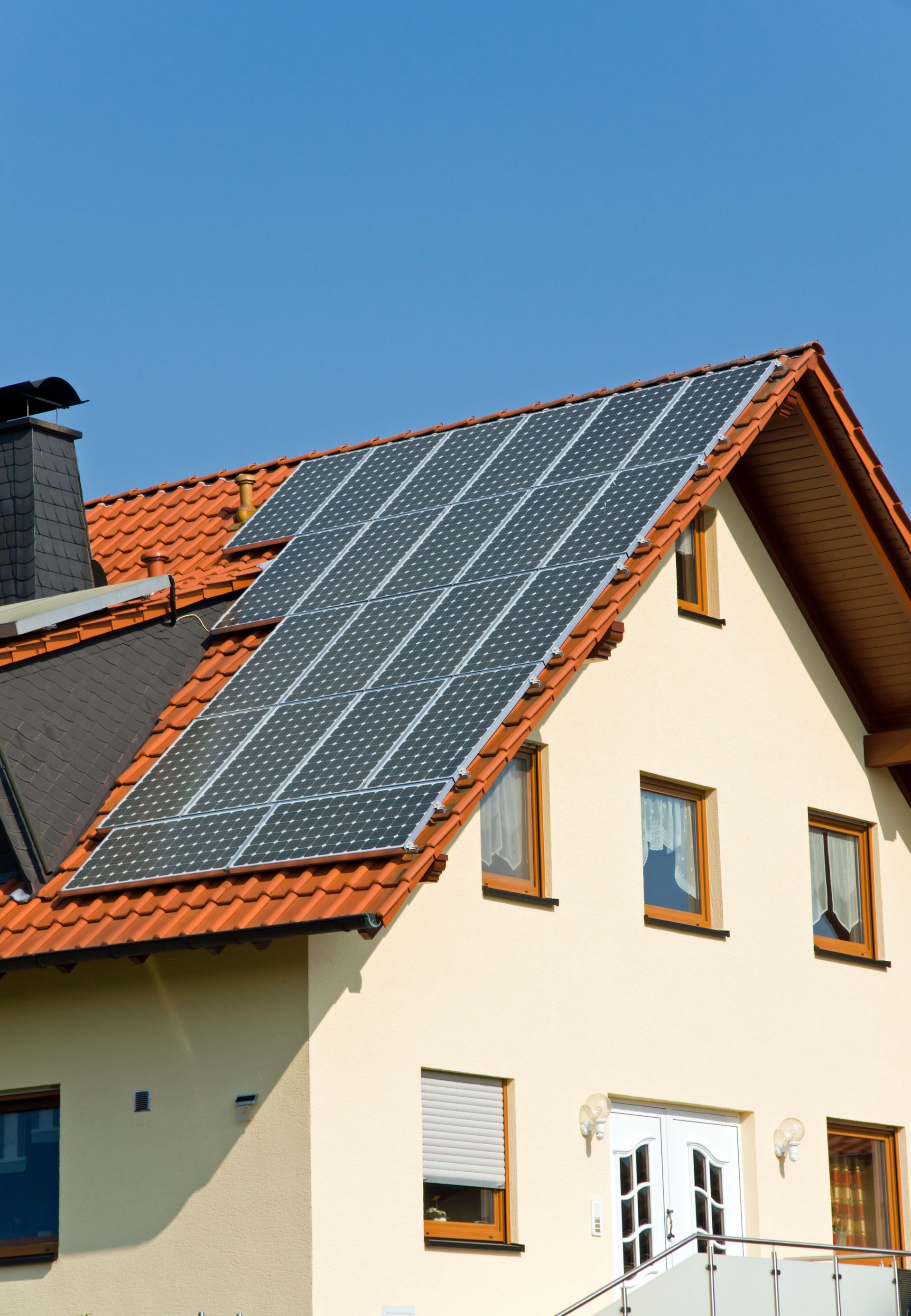 Ein Haus mit Sonnenkollektoren auf dem Dach