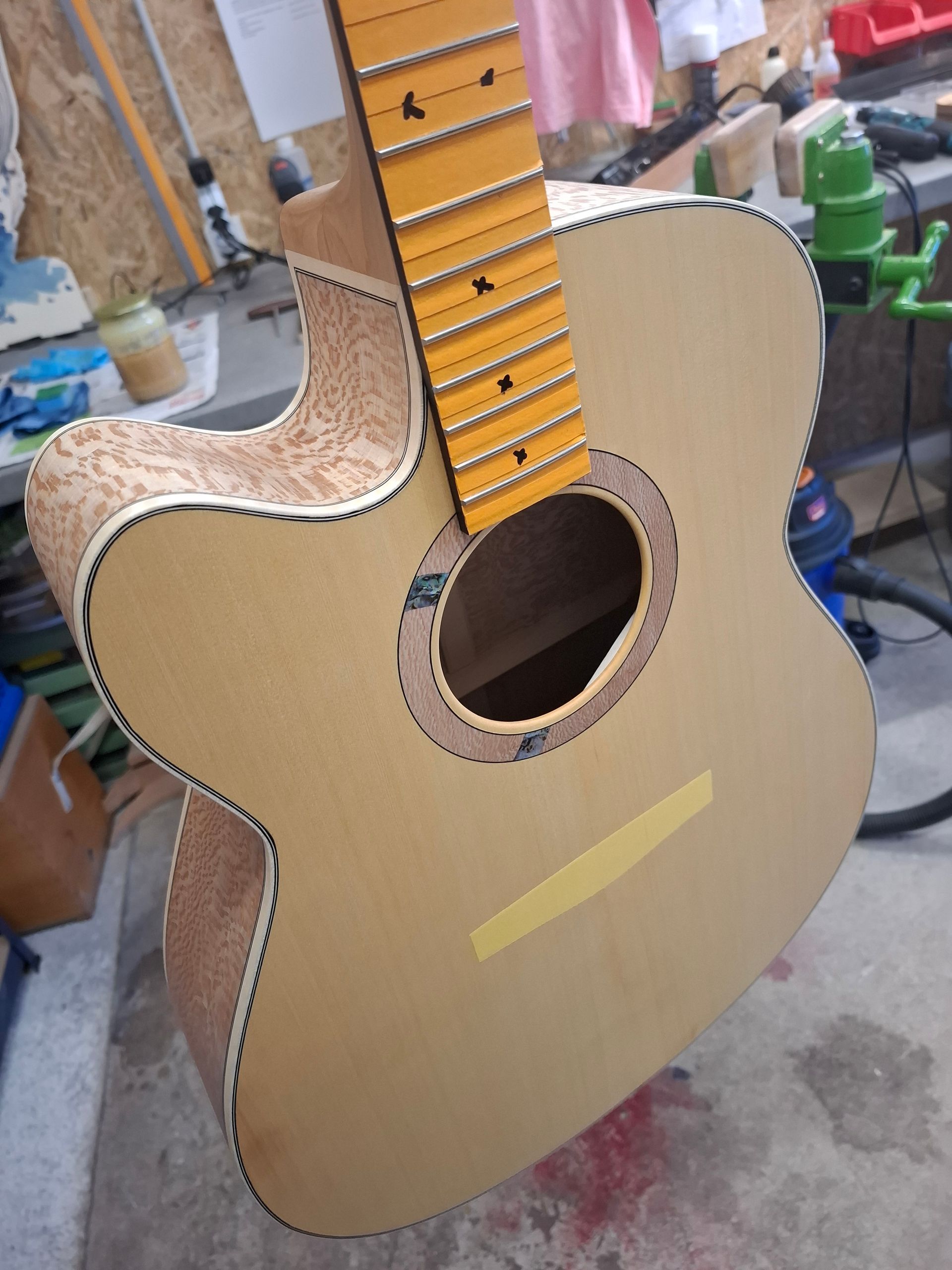 Guitare acoustique en cours de fabrication.
