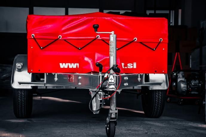 Rode, afgedekte trailer met de tekst