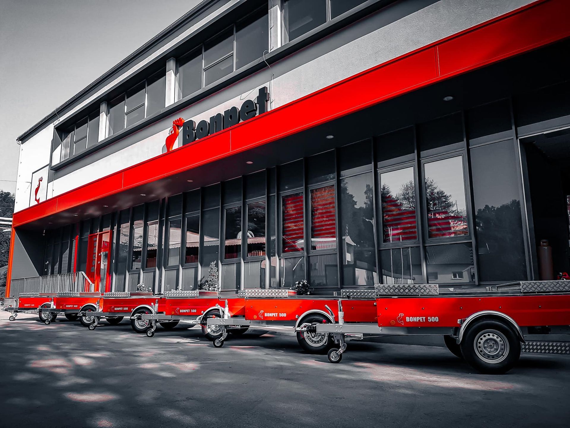Rood-wit gebouw met een