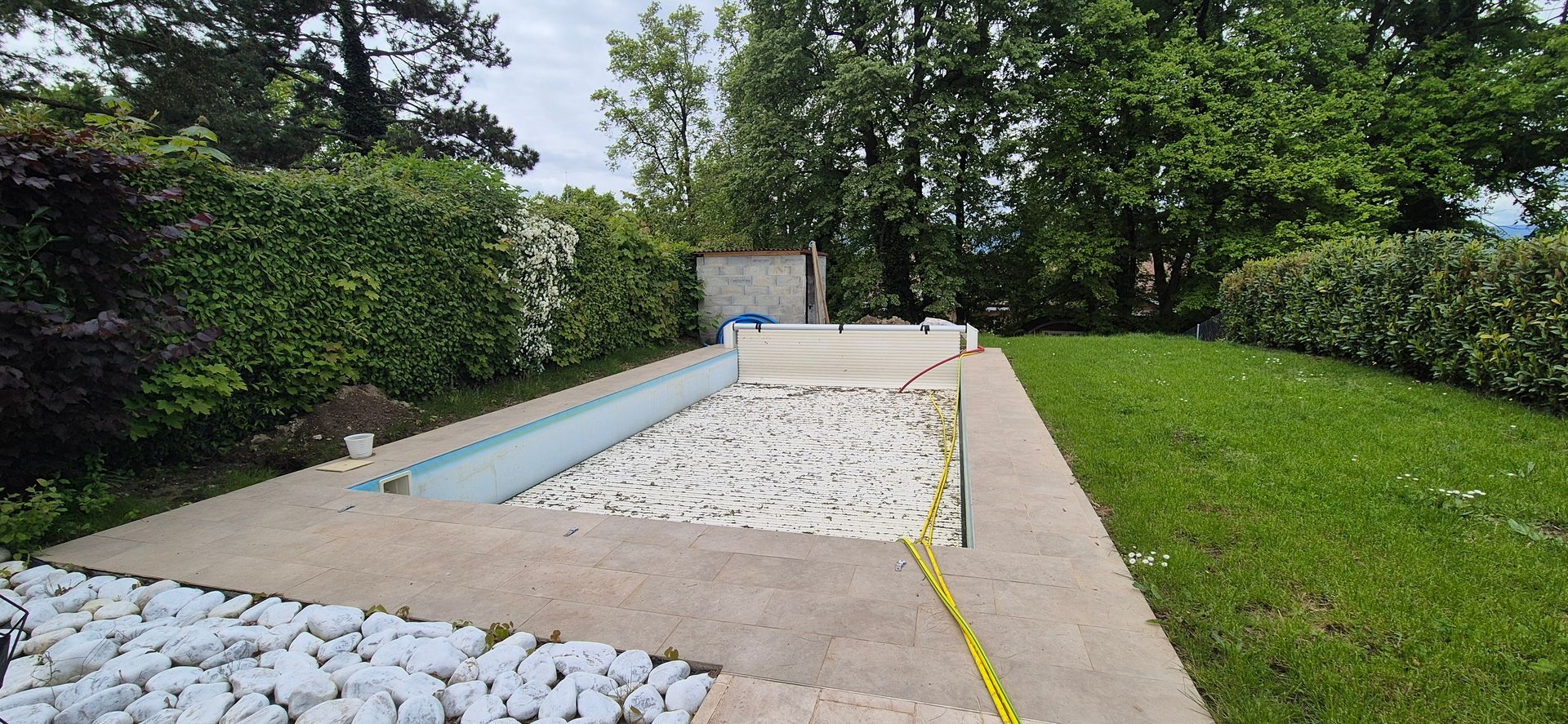 Une piscine avec un ruban à mesurer jaune sur le côté.