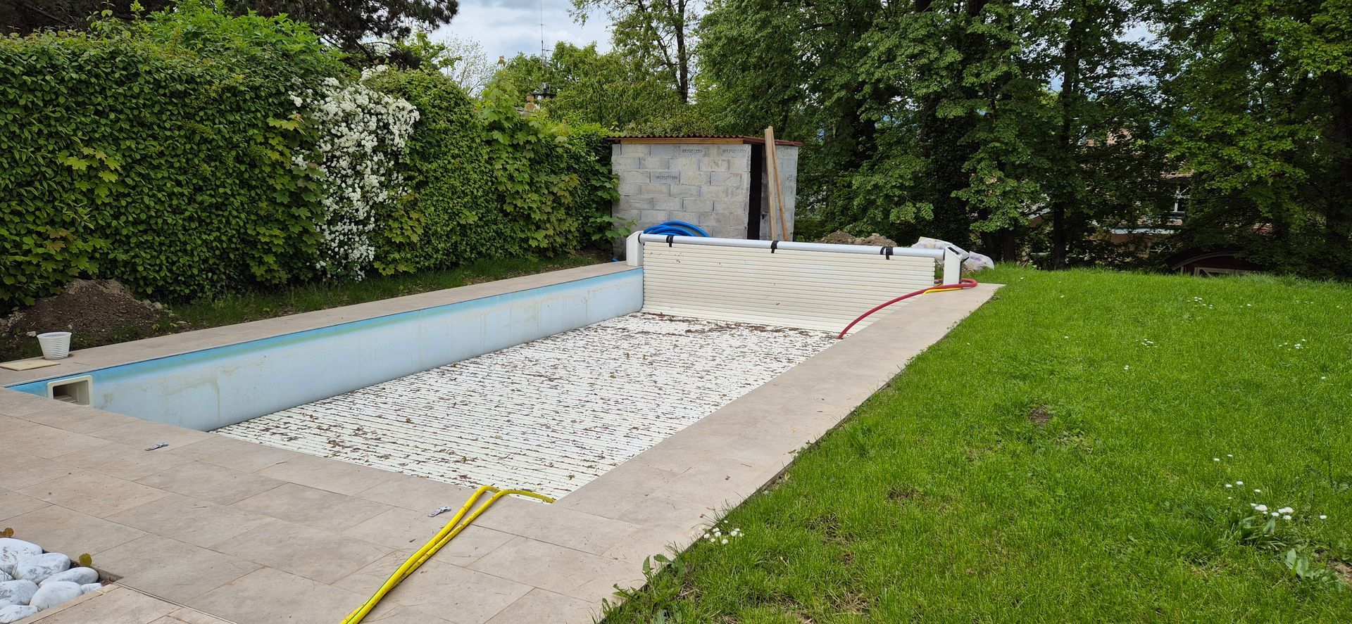 Une piscine est en cours de construction dans une cour arrière.