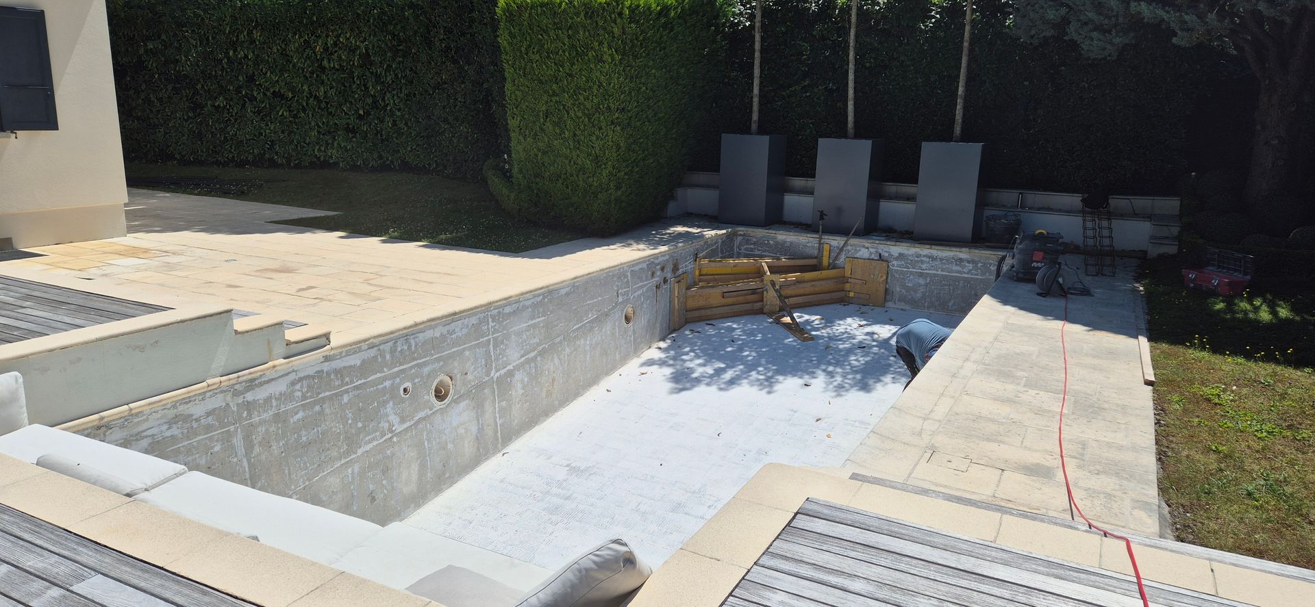 Une piscine est en cours de construction dans l'arrière-cour d'une maison.