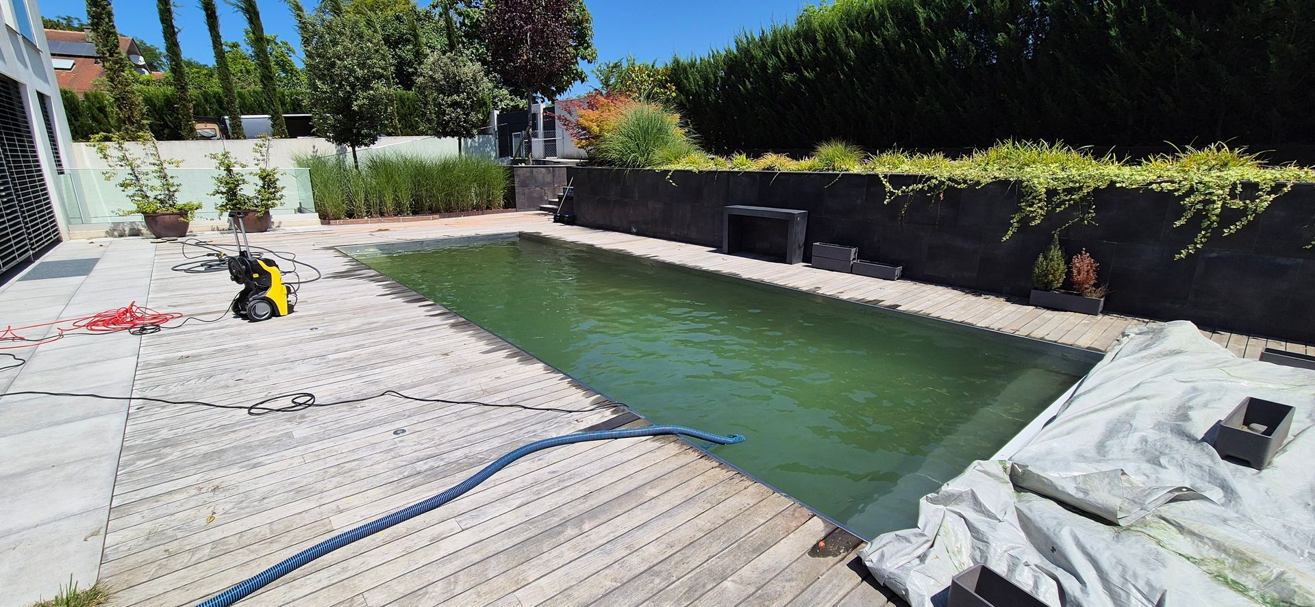 Une grande piscine est en train d'être remplie d'eau.
