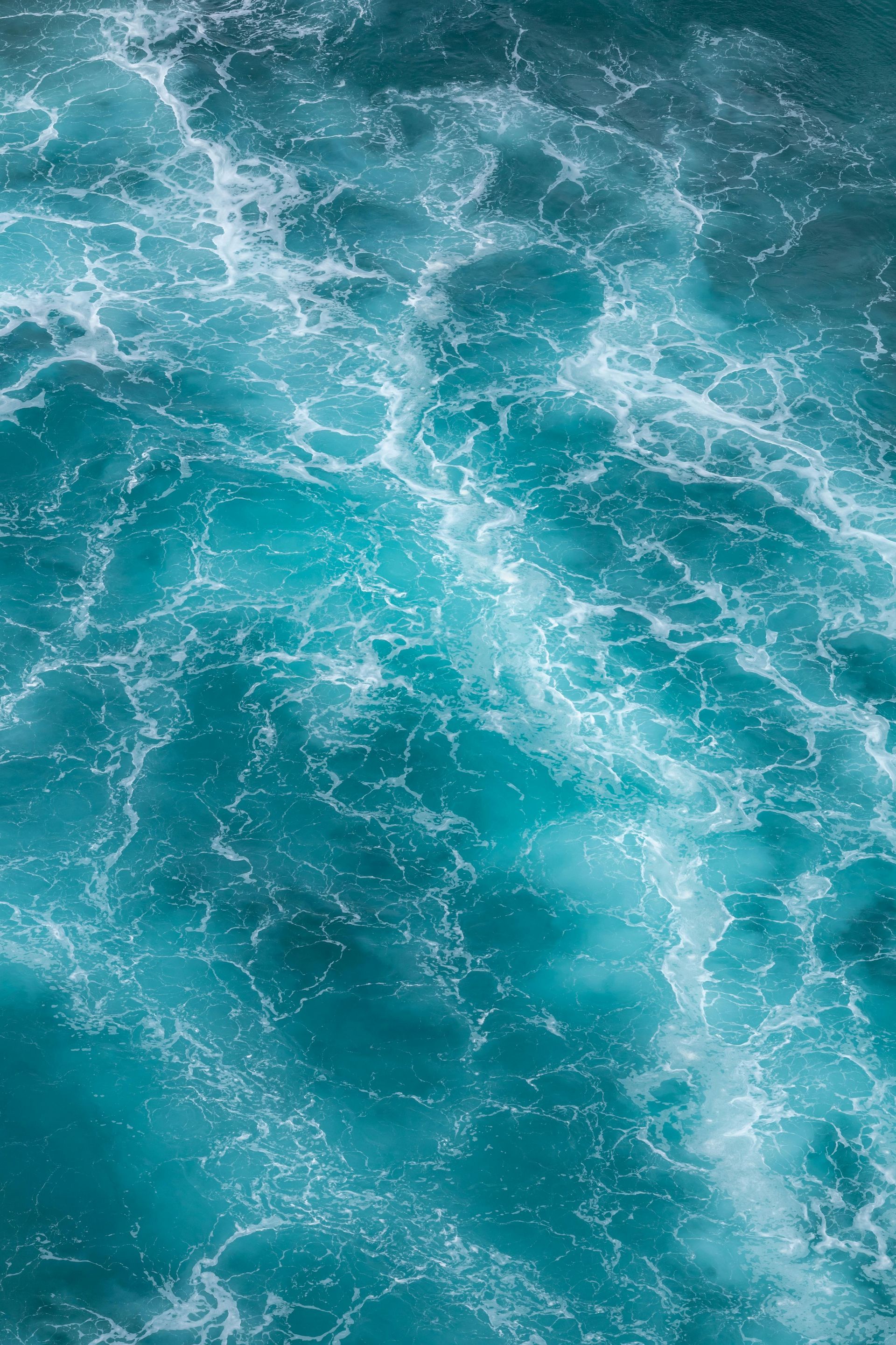 Un gros plan d'un plan d'eau avec des vagues et de la mousse.