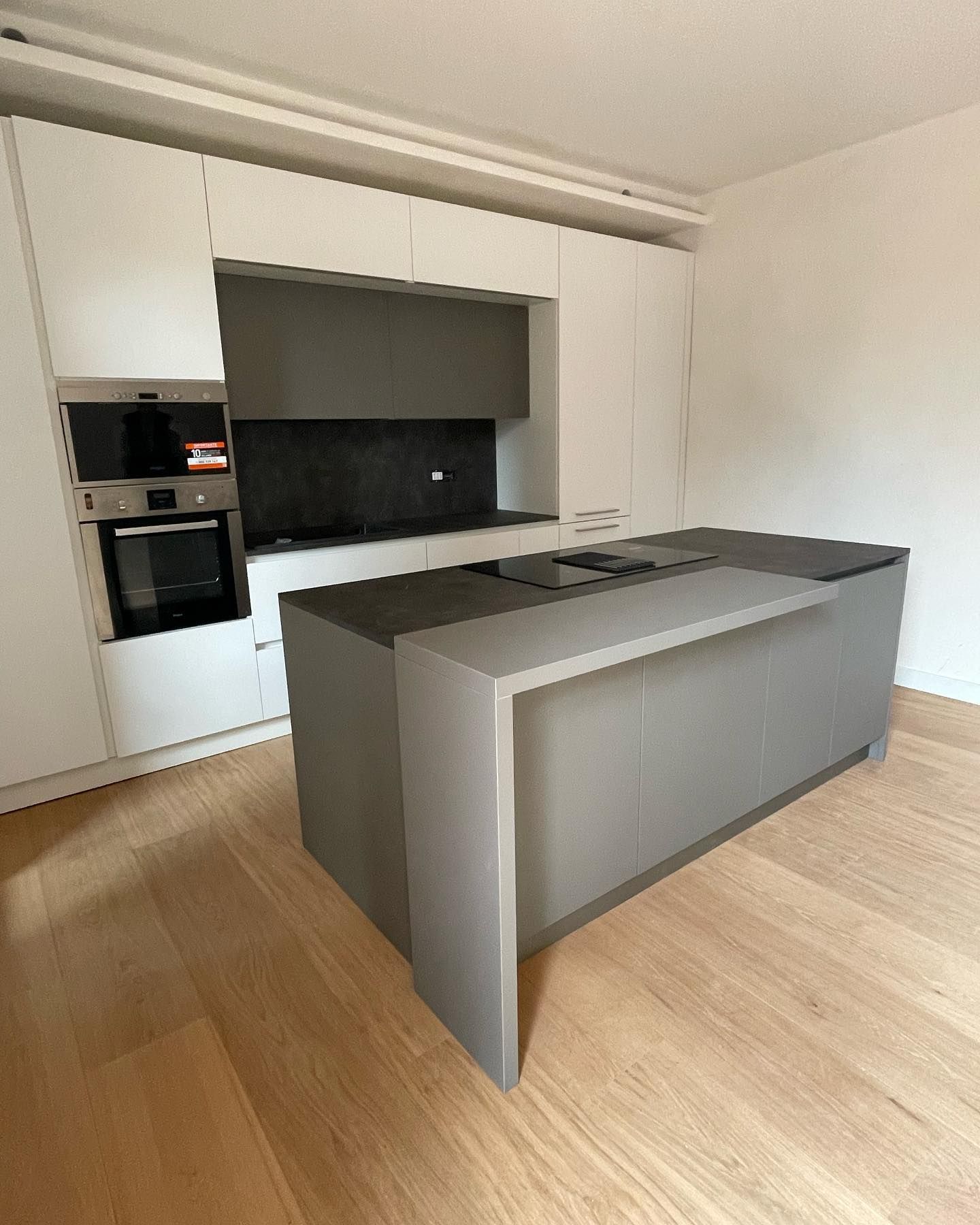 Ante e top in laminato.