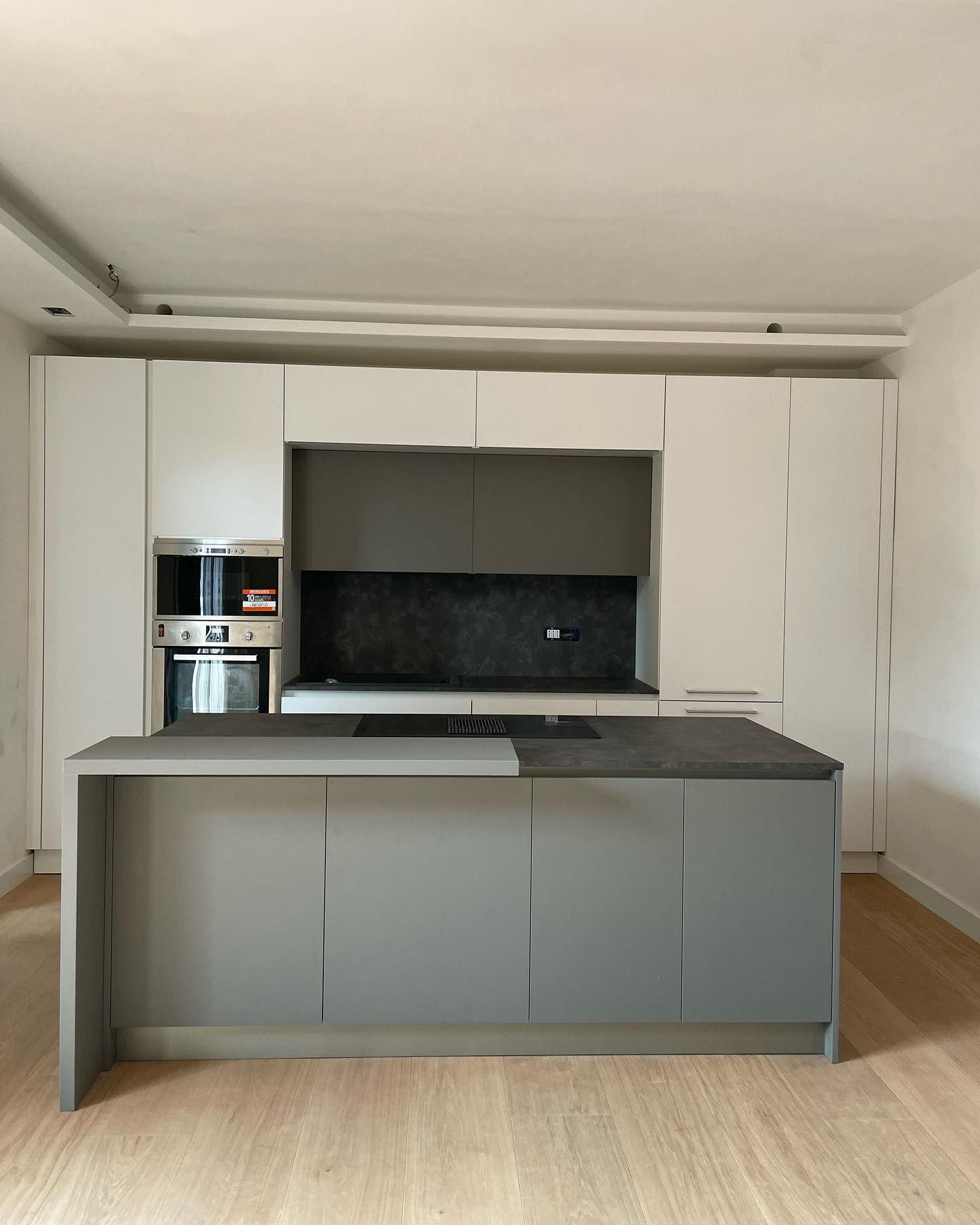 Ante e top in laminato.