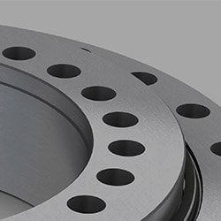 Flange metalliche con fori per bulloni uniformemente distanziati, vista ravvicinata.
