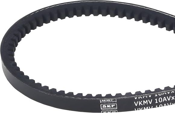 Primo piano di una cinghia trapezoidale nera scanalata con il marchio SKF visibile sul lato.