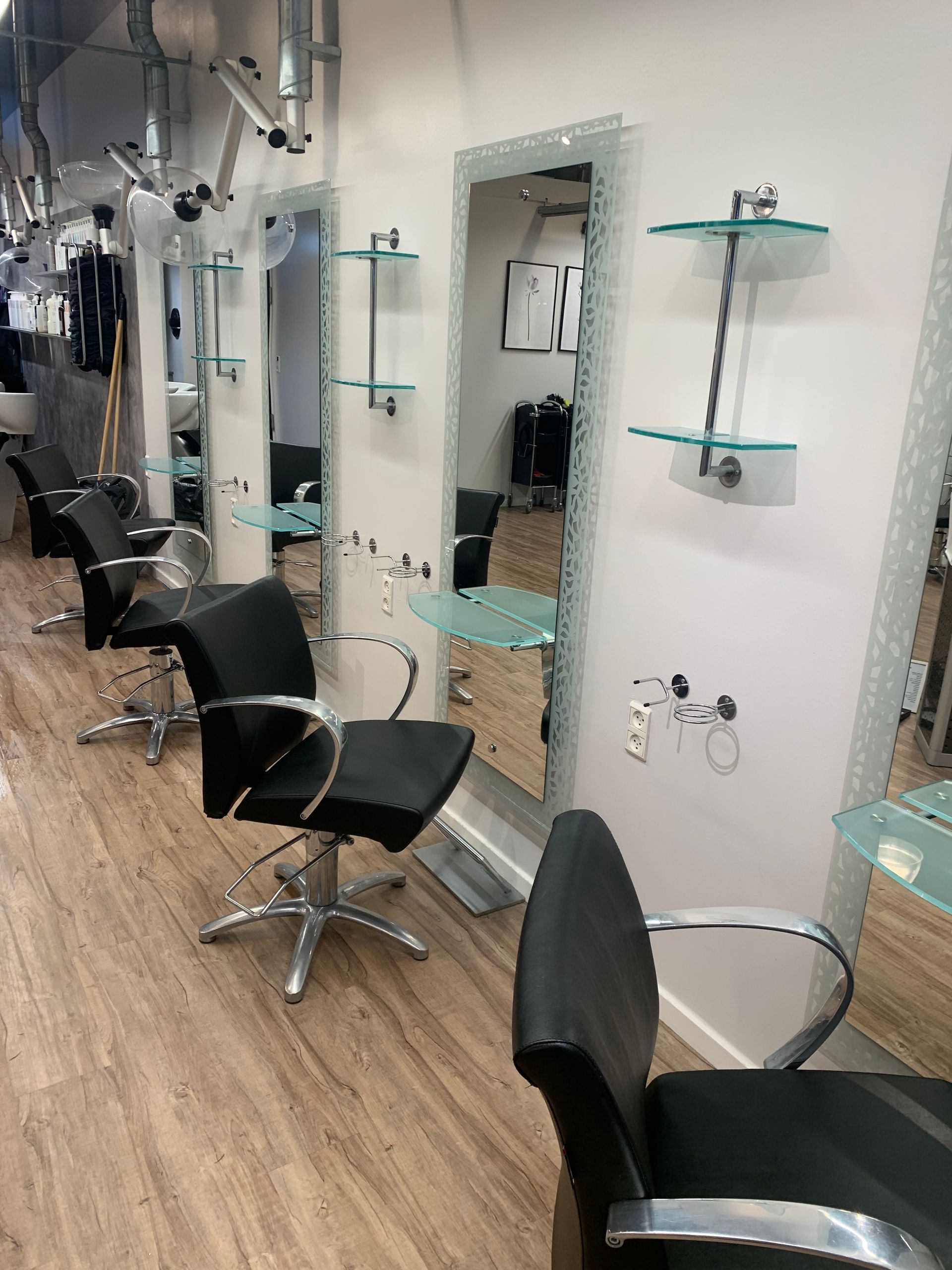 Barn sidder trygt i frisørstolen under børneklip hos Salon Unique i Roskilde