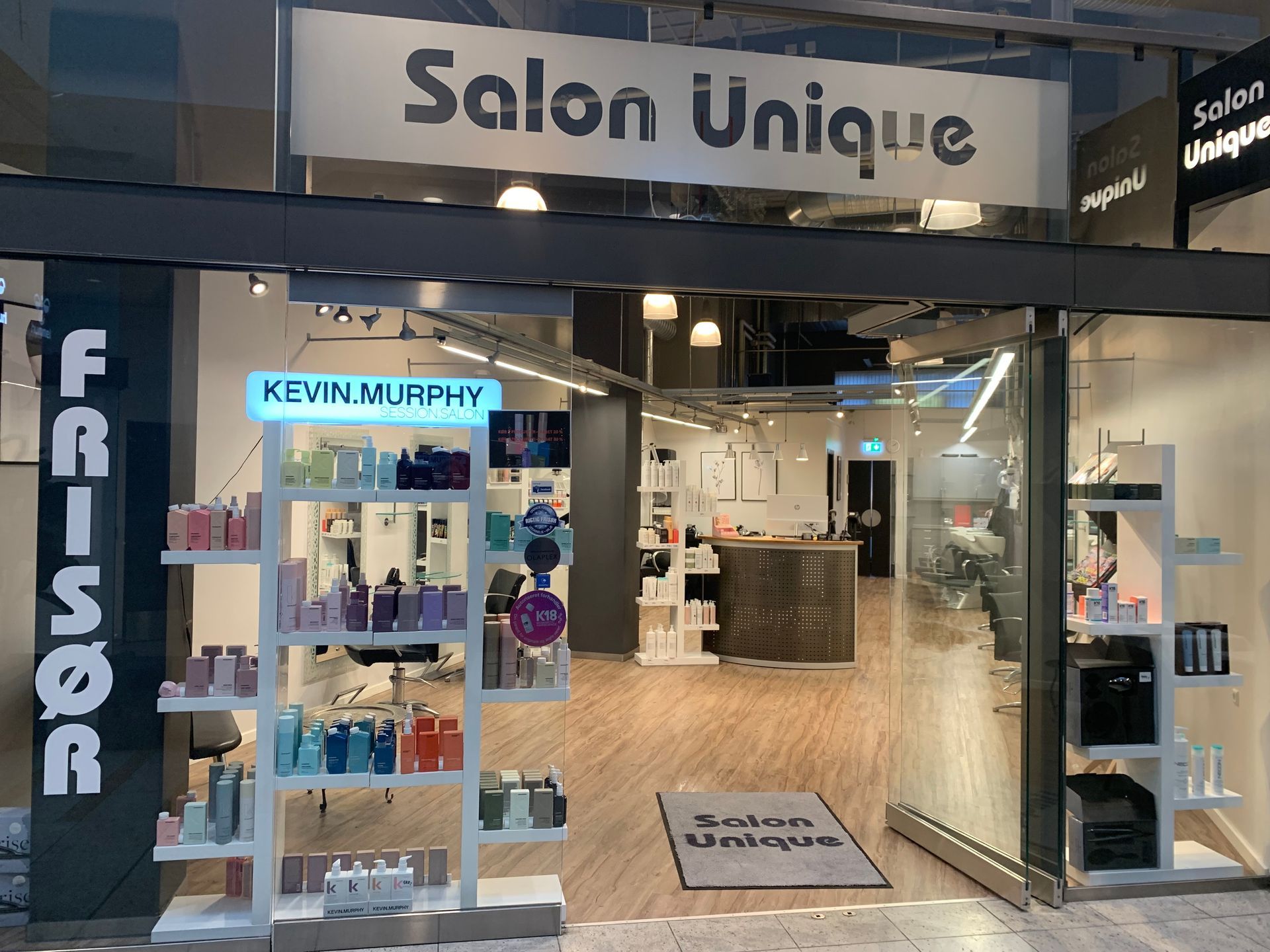 Salon Unique Ro's Torv – indgang og område