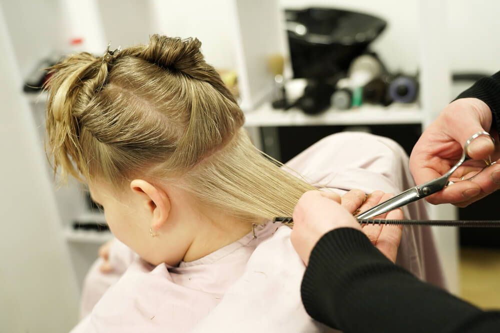 Erfaren frisør klipper barn roligt og trygt hos Salon Unique i Roskilde