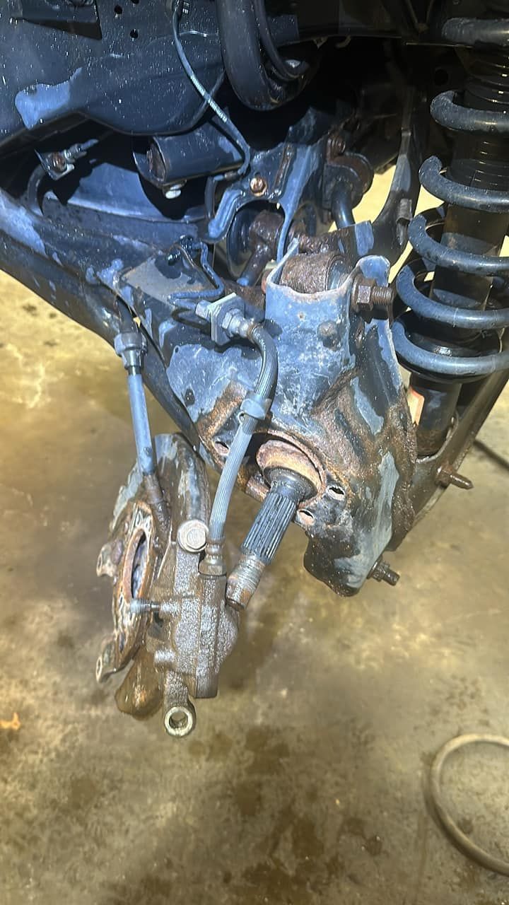 A close up of a steering gear on a vehicle.