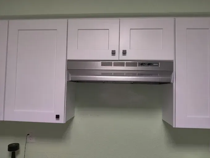 Kitchen cabinet and range hood installation – Lakeland handyman