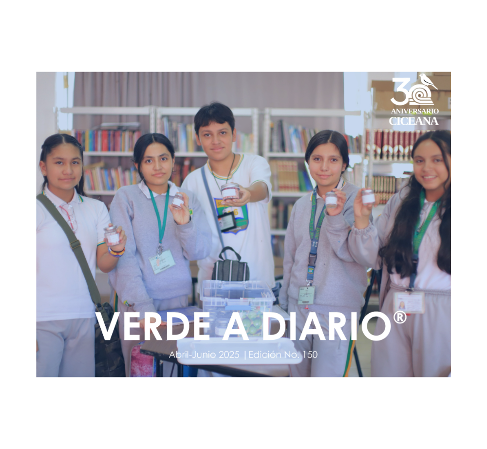 Grupo posando en interiores con vasos reutilizables y una pancarta que dice “VERDE A DIARIO”.