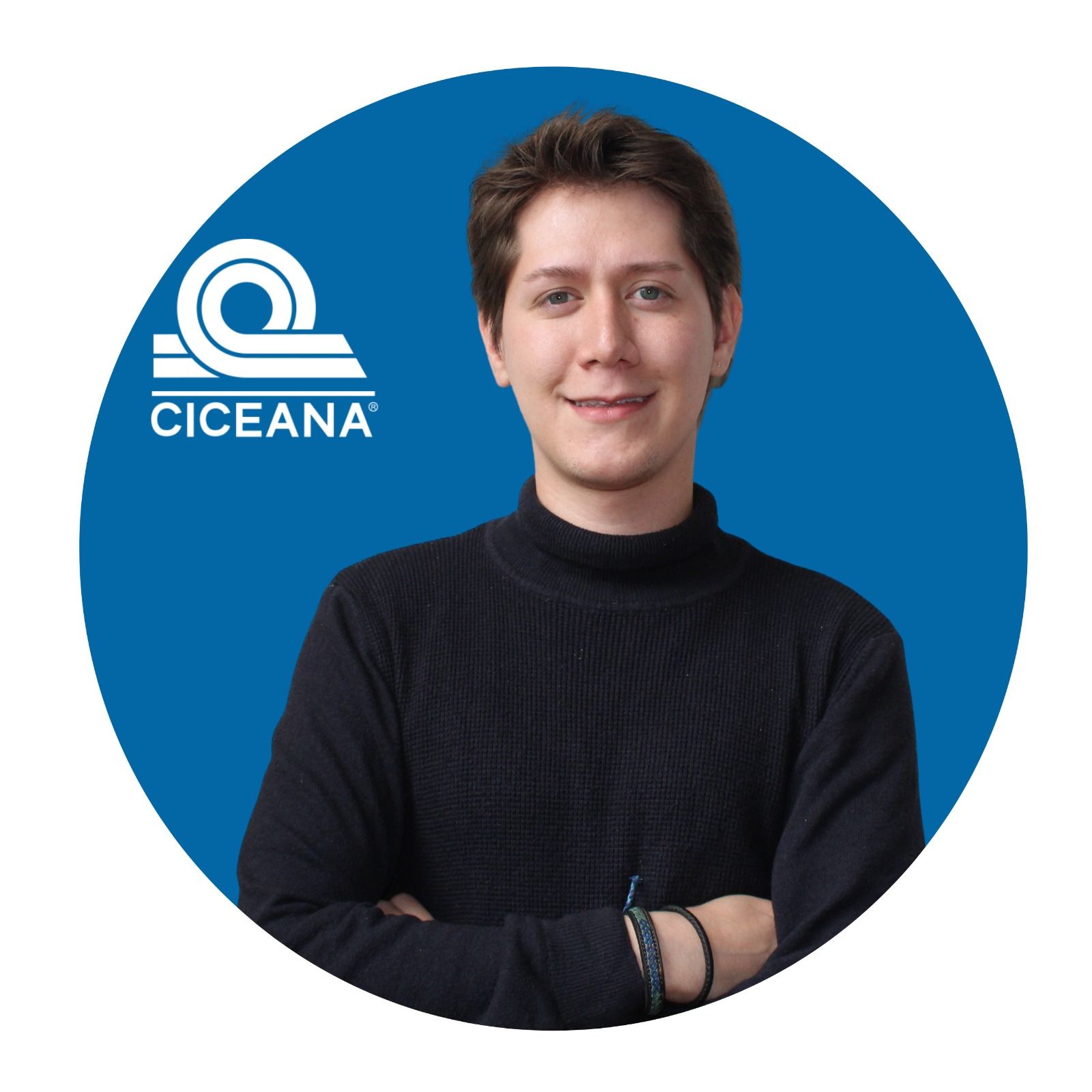 Mujer con vestido blanco sobre fondo azul con el logotipo de CICEANA.