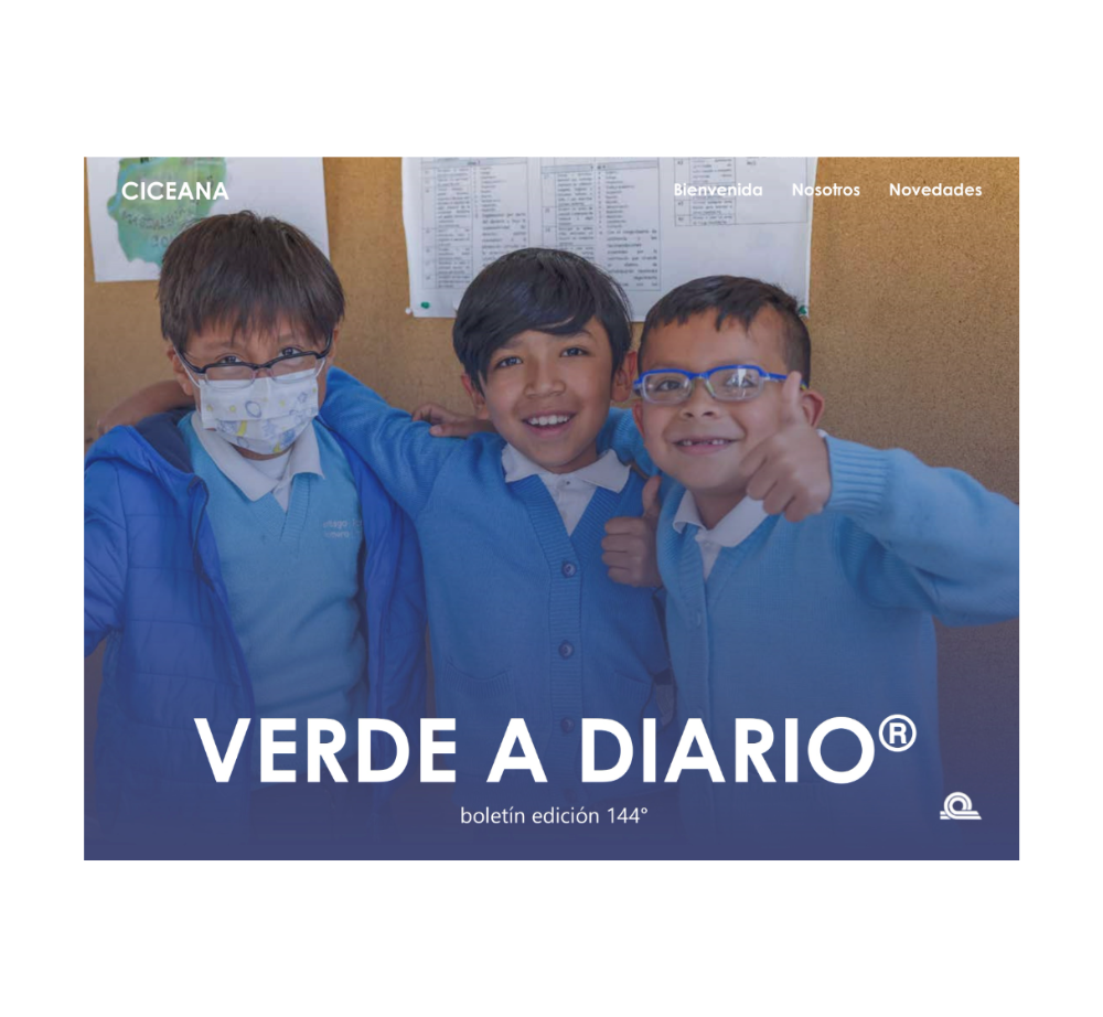 Tres niños con uniformes azules sonríen bajo el título “VERDE A DIARIO®” en la portada de un folleto escolar.