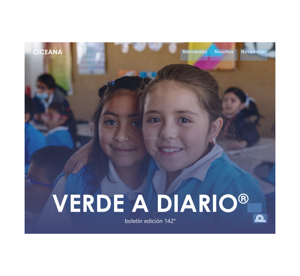 Dos escolares sonrientes en un aula con el título “VERDE A DIARIO” superpuesto.