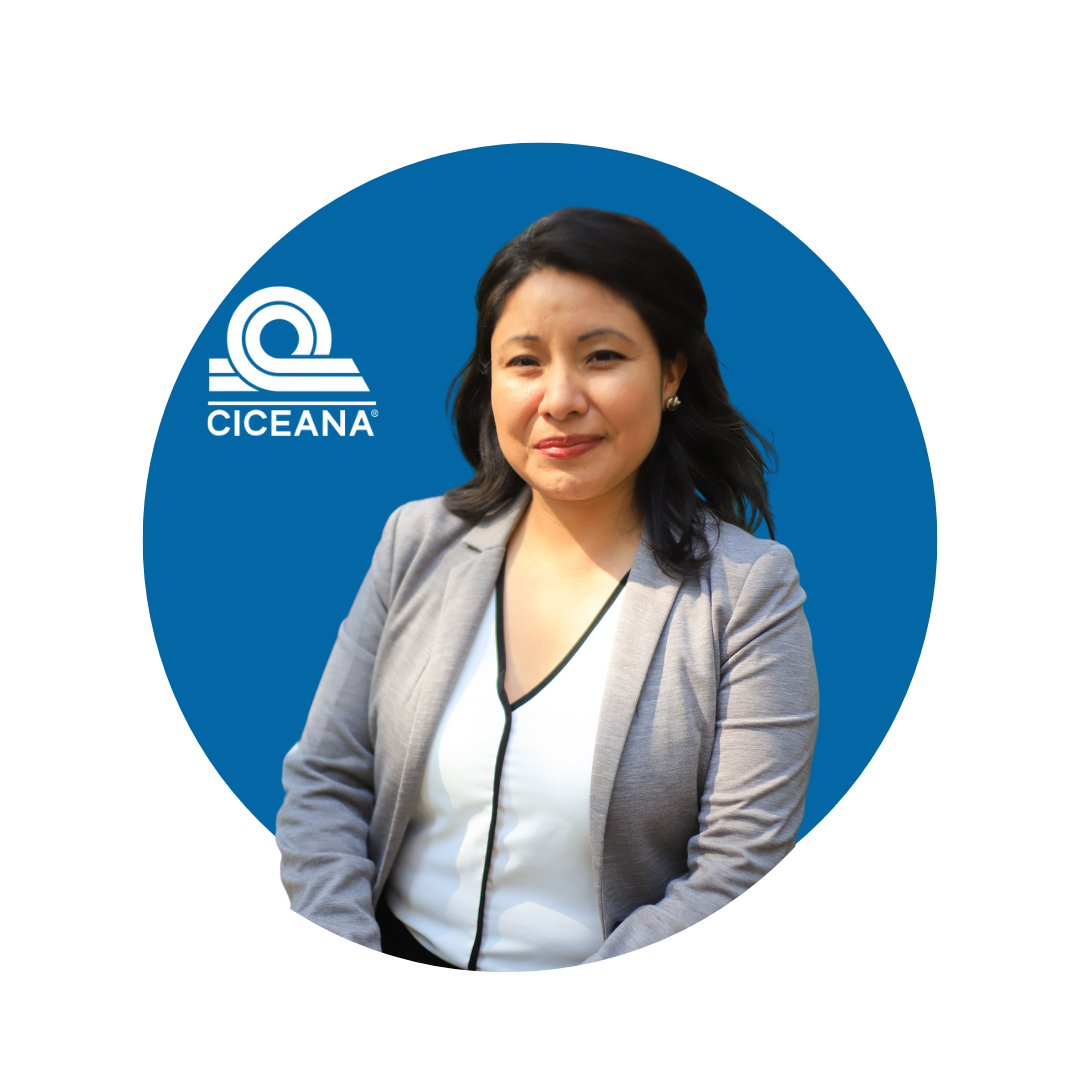 Mujer con blazer gris sobre un fondo circular azul con el logotipo de CICEANA.