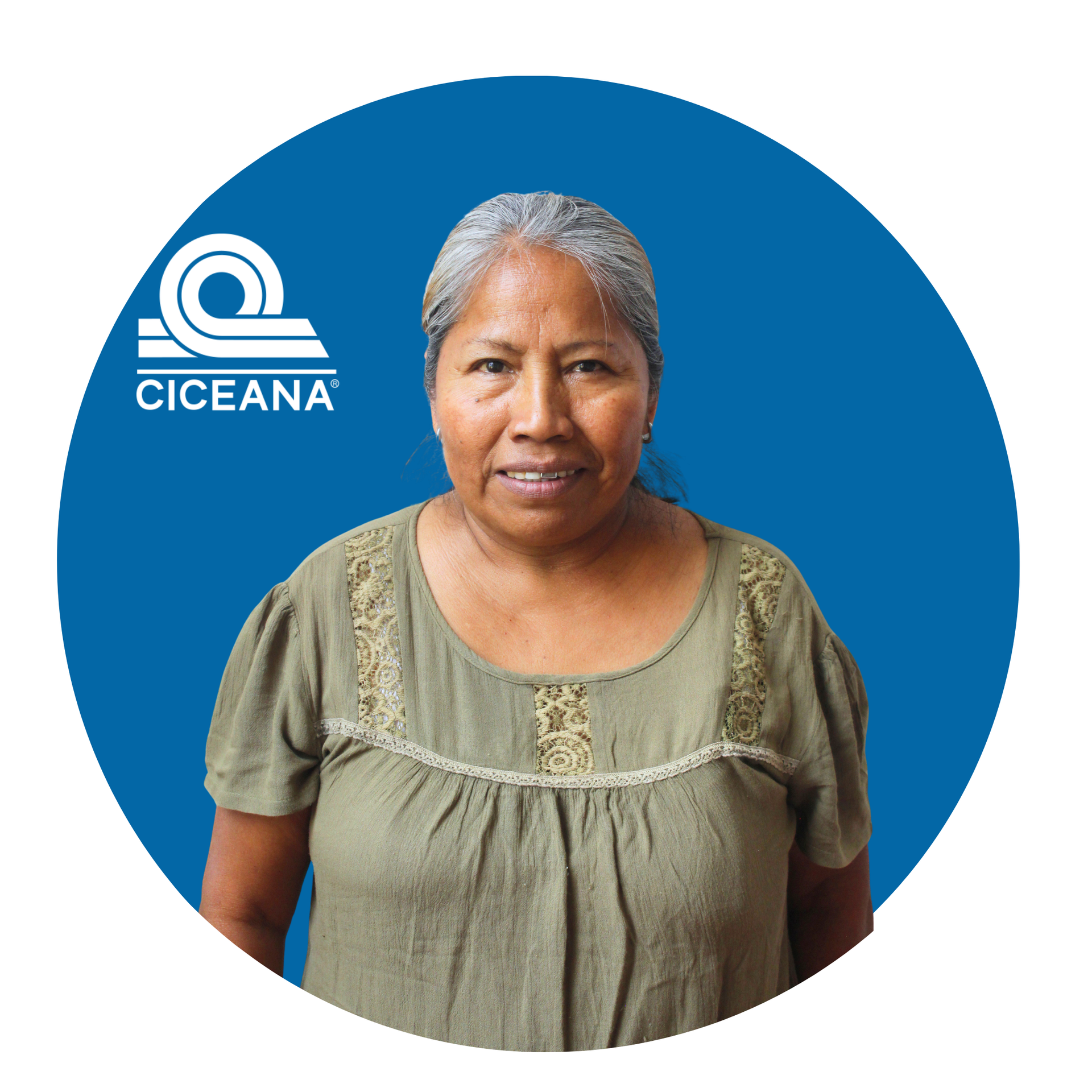 Retrato de una mujer con blusa verde sobre fondo azul con el logotipo de CICEANA.