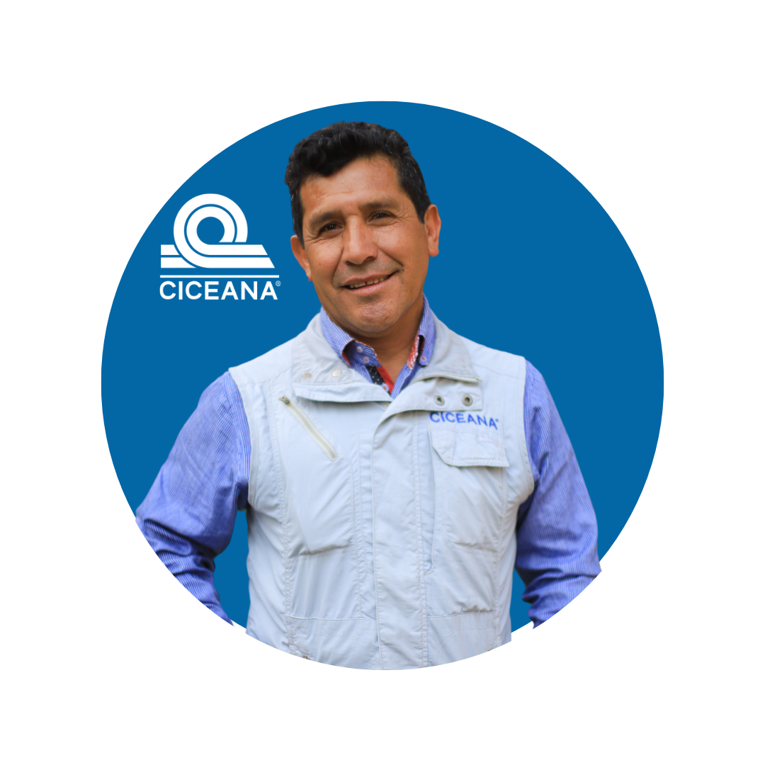 Hombre con chaleco blanco de pie sobre un fondo circular azul con el logotipo de CICEANA.