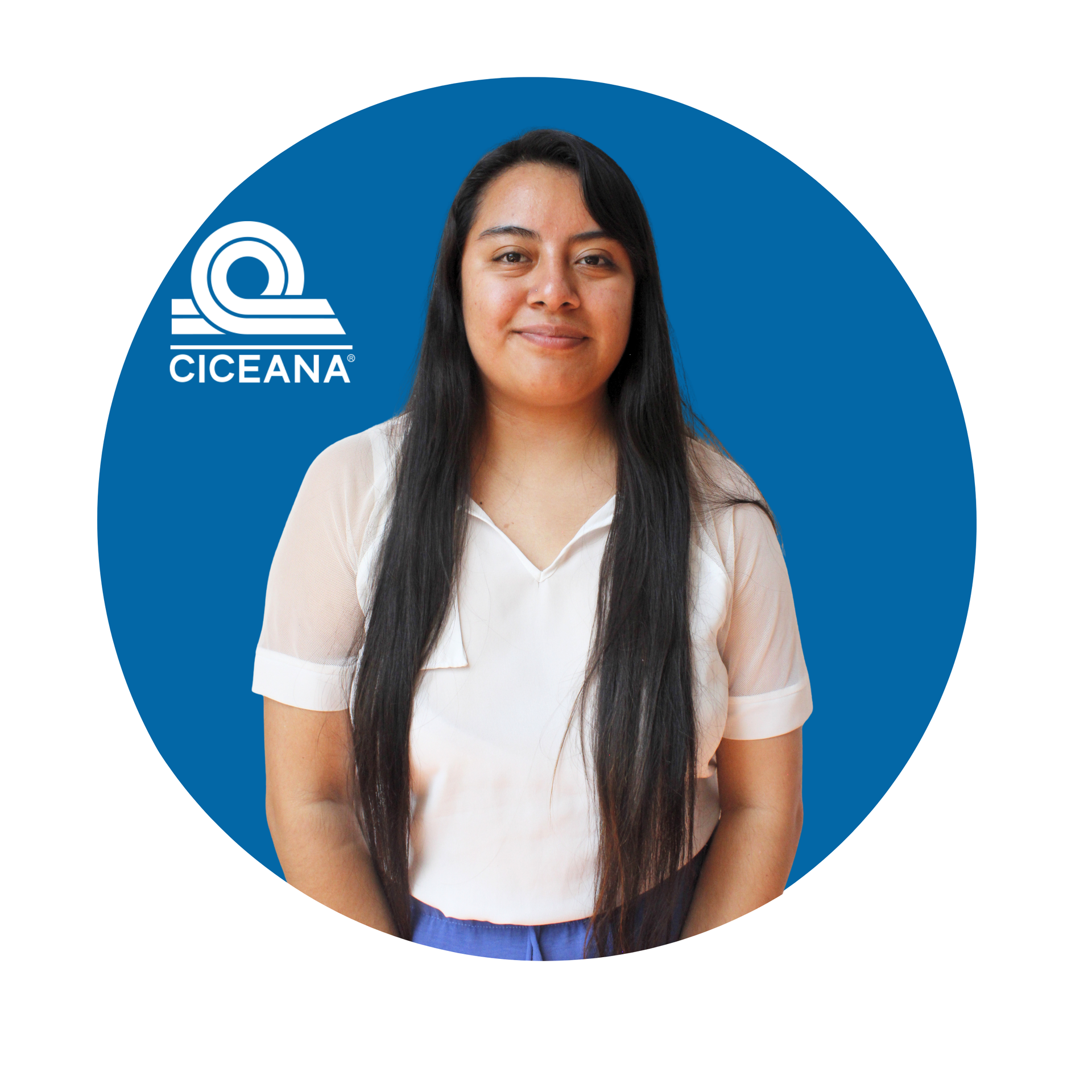 Mujer con camisa blanca de pie frente a un fondo azul con el logotipo de CICEANA.