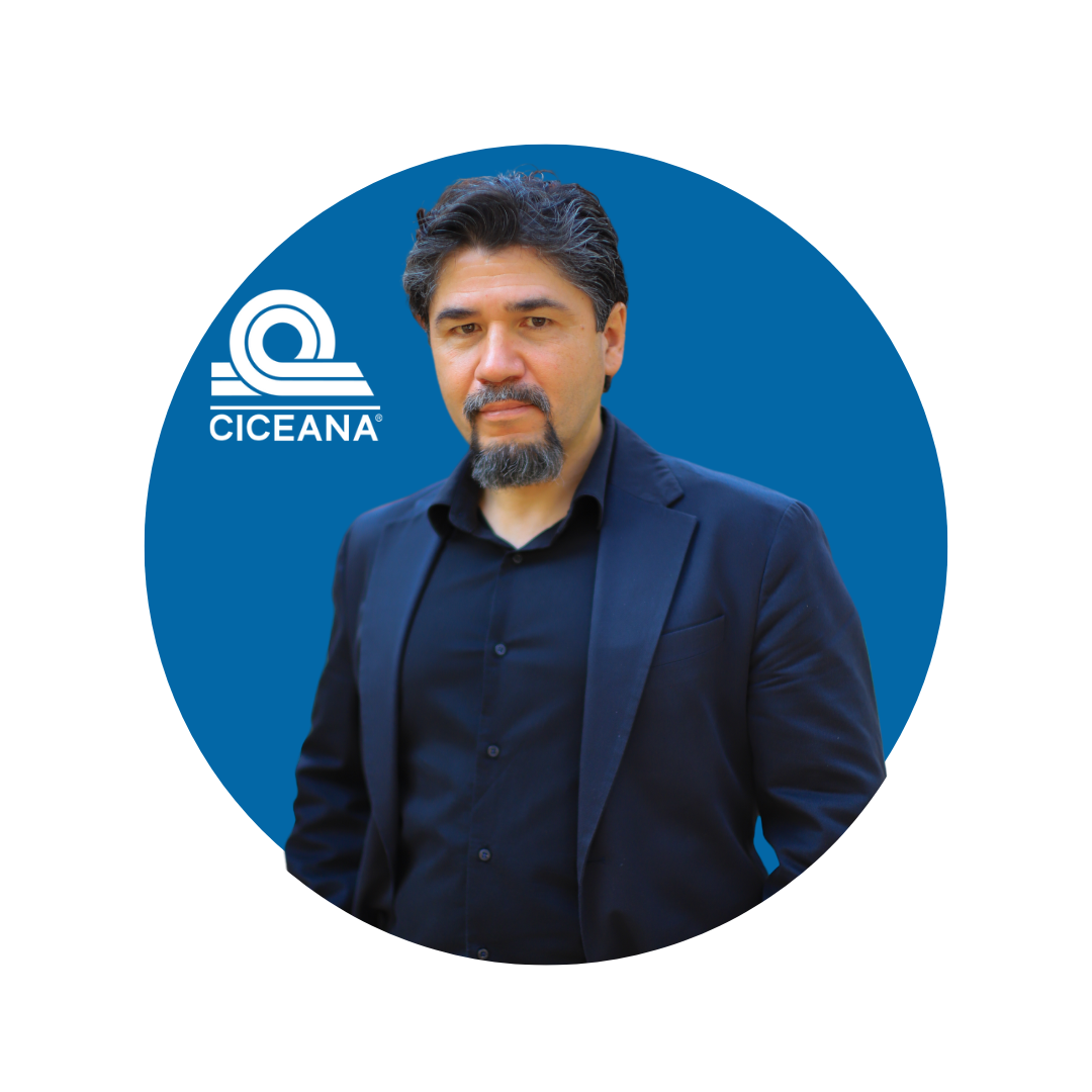 Hombre con traje oscuro de pie frente a un fondo circular azul con el logotipo de CICEANA.