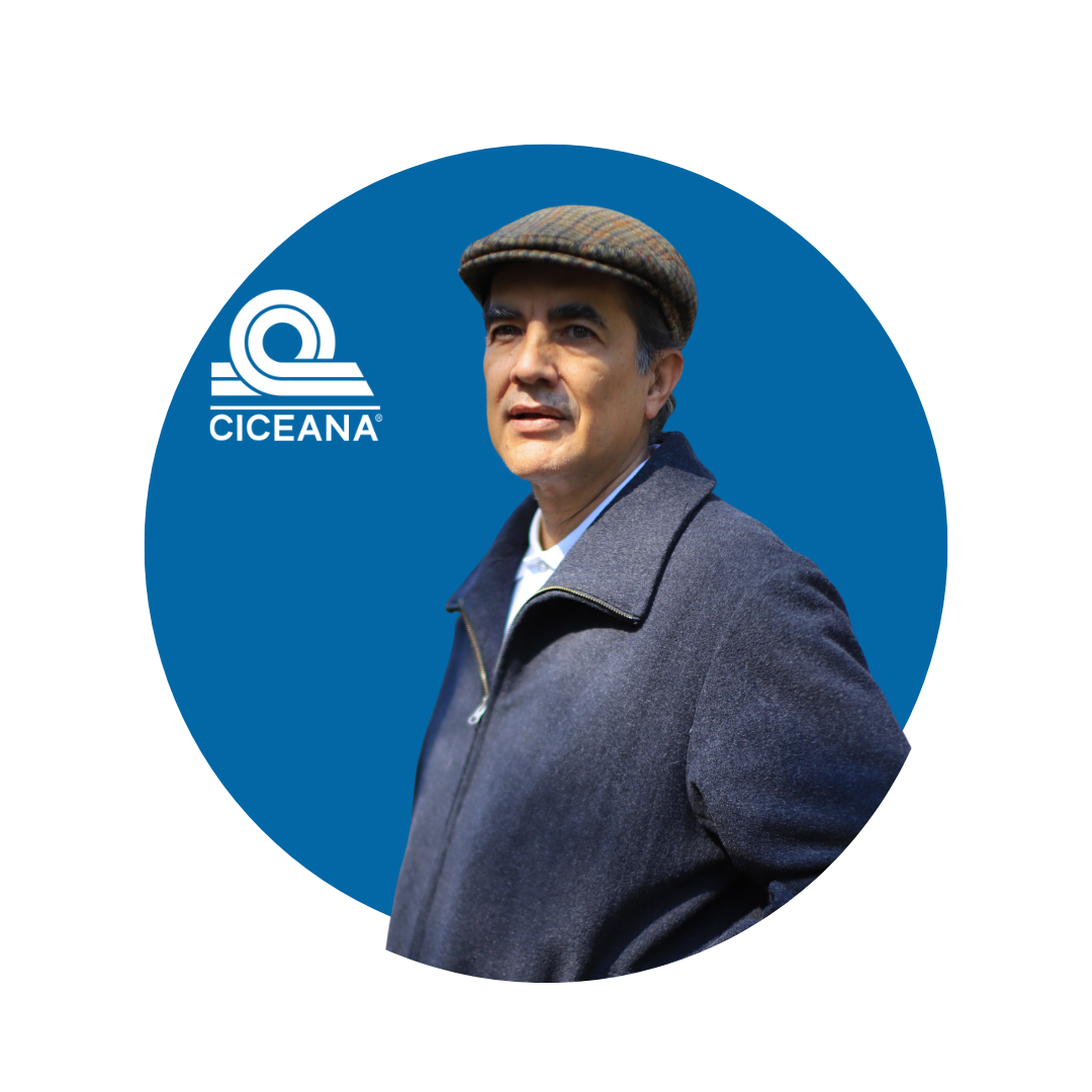 Hombre con gorra plana y chaqueta azul marino frente a un círculo azul con el logotipo de CICEANA.