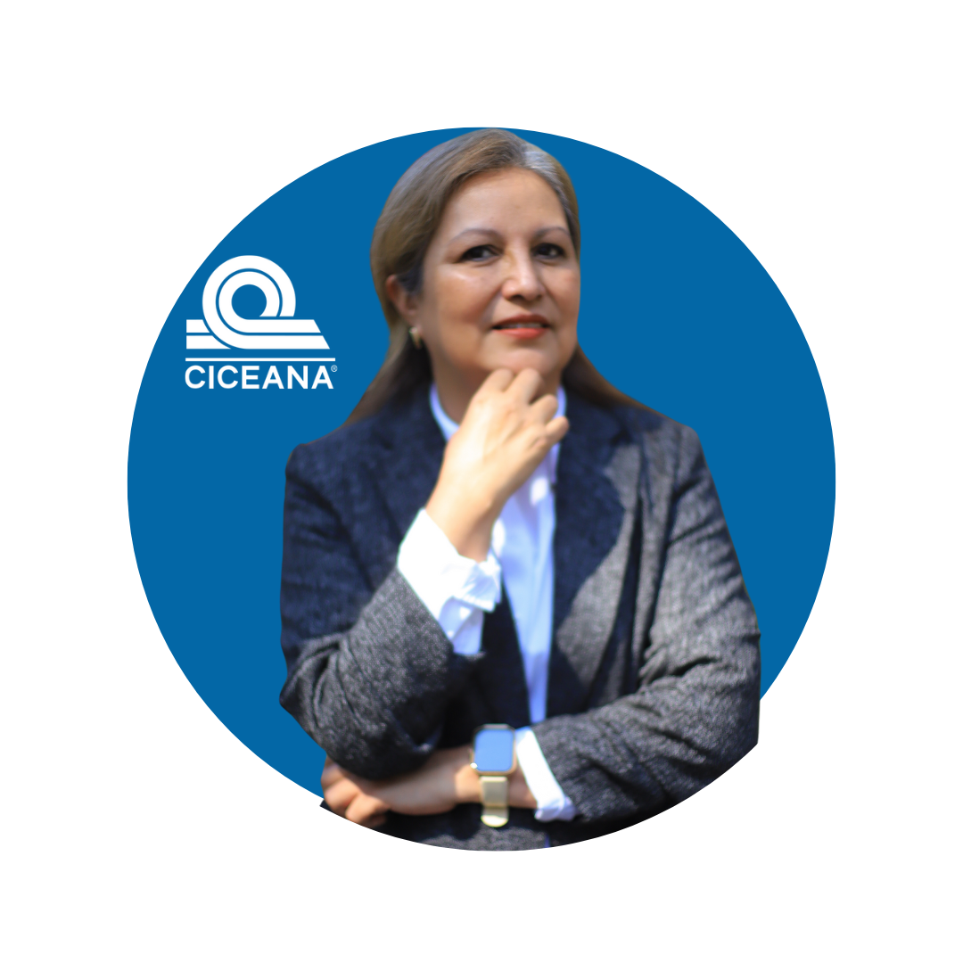 Mujer con blazer azul marino posando frente a un círculo azul con el logo de CICEANA.
