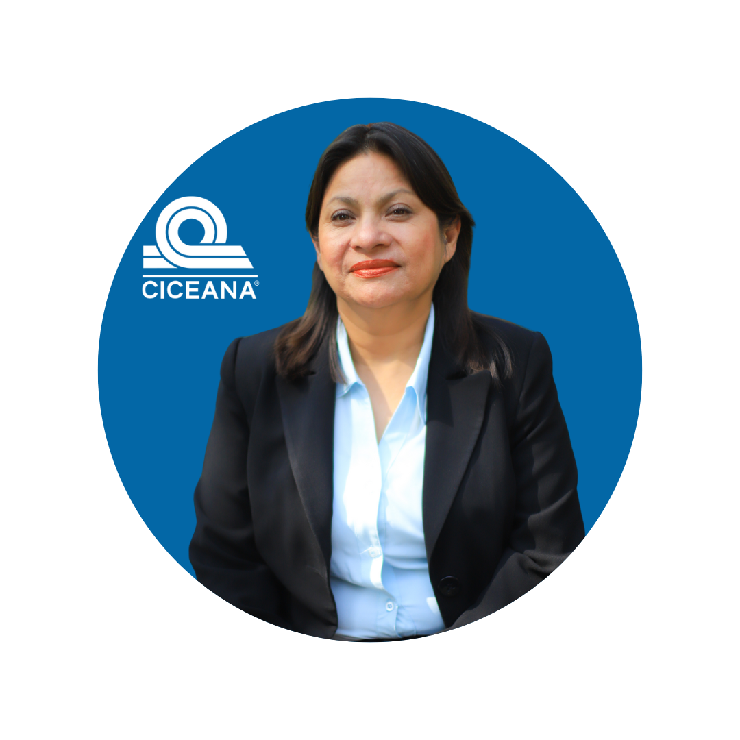 Mujer con blazer negro frente a un fondo azul de CICENA.