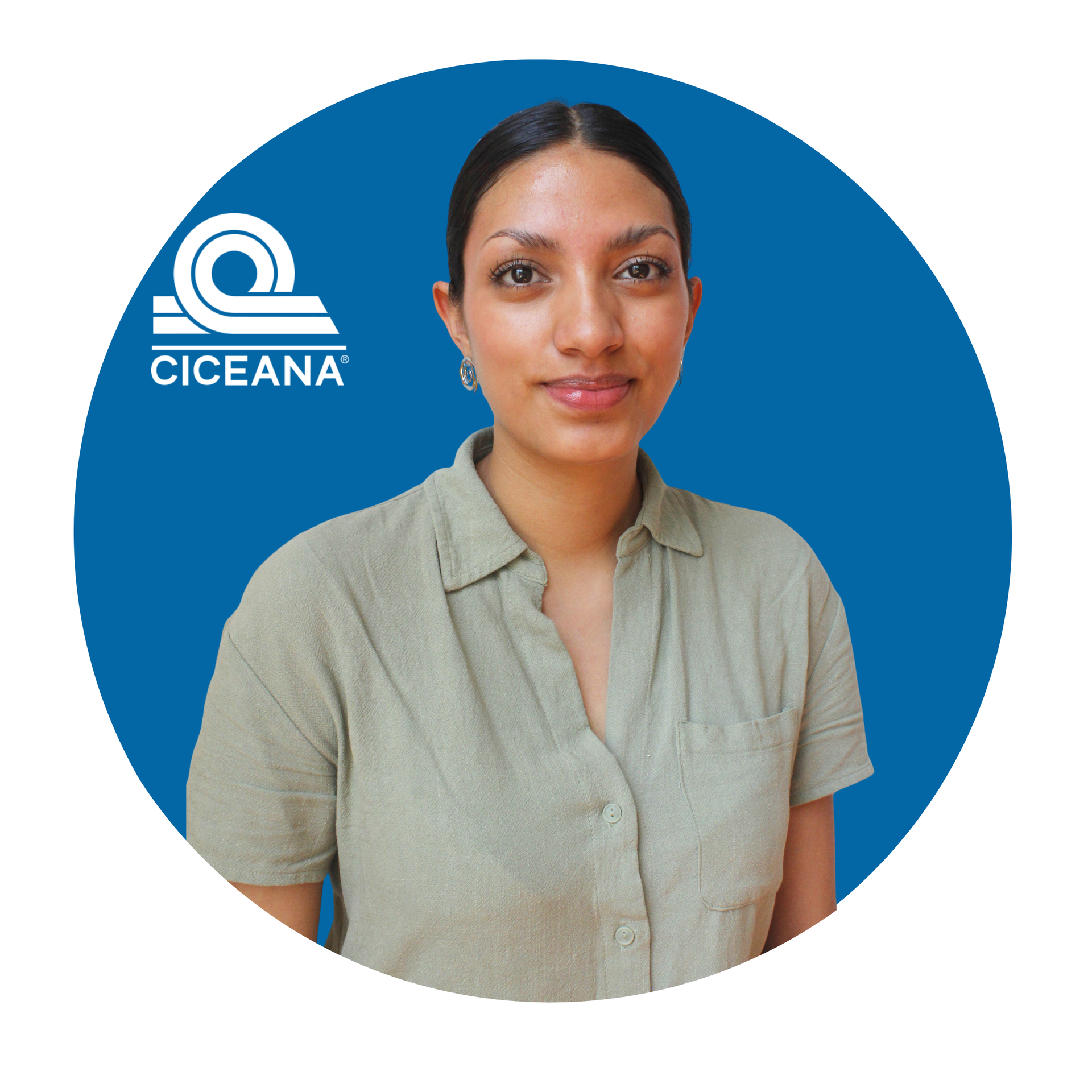 Retrato de una mujer con una camisa verde claro sobre un fondo azul con el logotipo de CICEANA.
