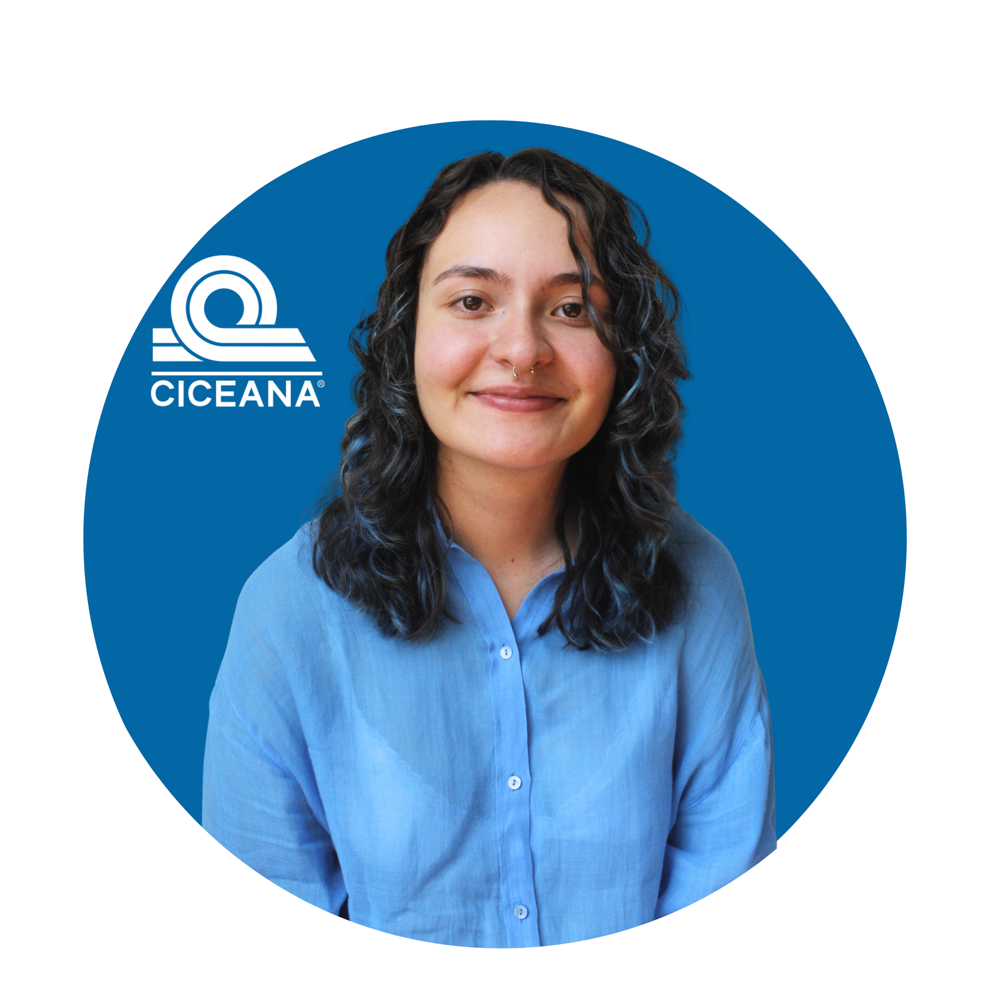 Retrato de una persona sonriente con una camisa azul claro sobre un fondo azul con el logotipo de CICEANA.