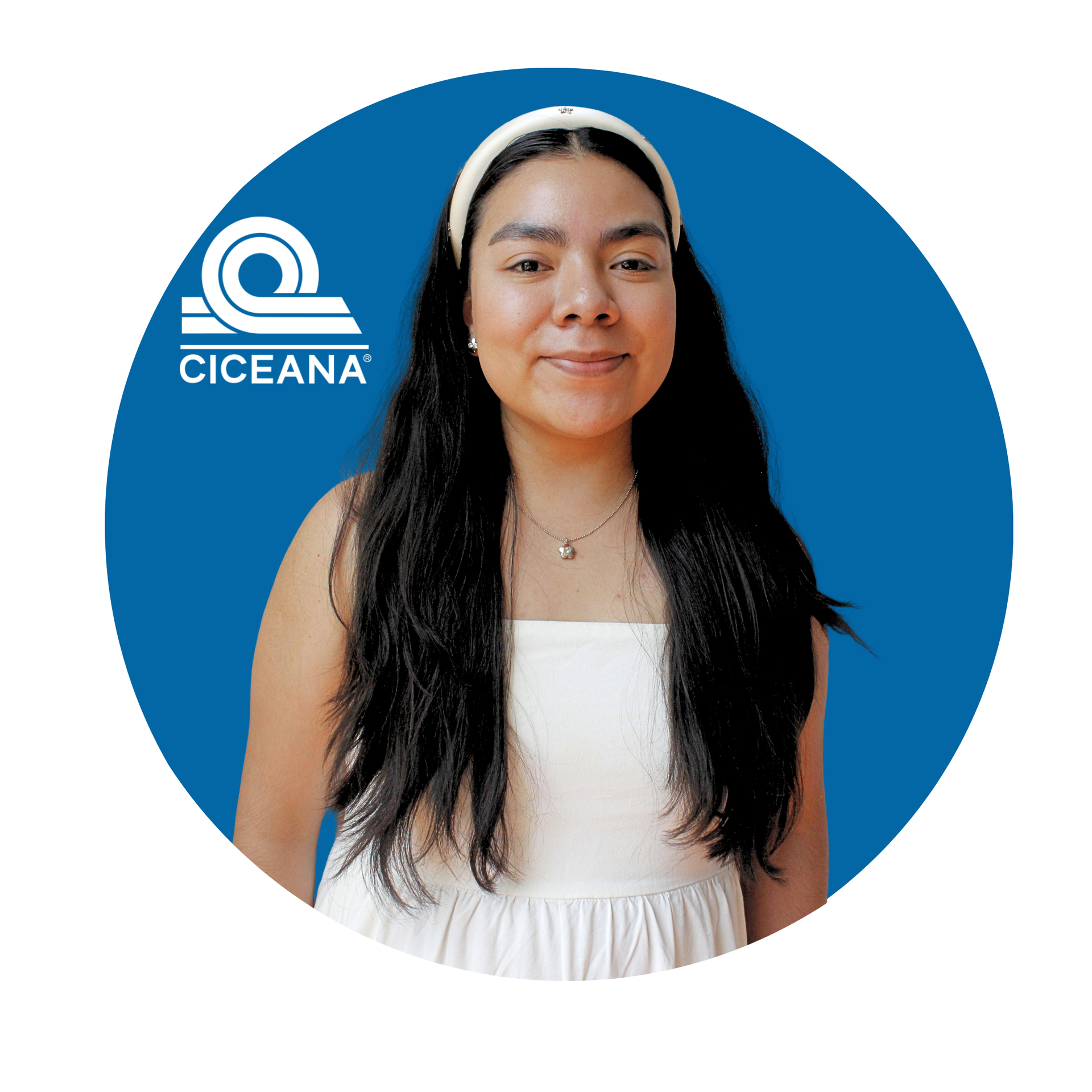 Mujer con vestido blanco sobre fondo azul con el logotipo de CICEANA.