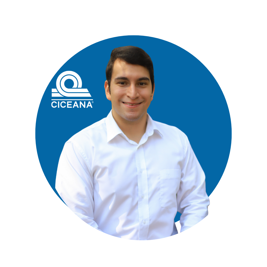 Hombre con camisa blanca sonriendo sobre un fondo circular azul con el logotipo de CICEANA.