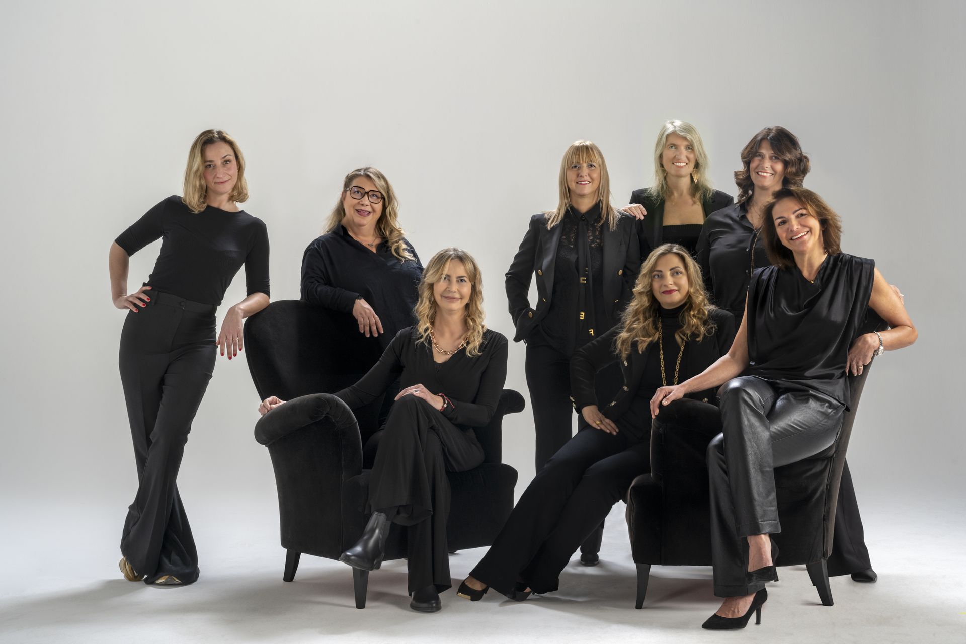 un gruppo di donne vestite di nero posa per una foto.