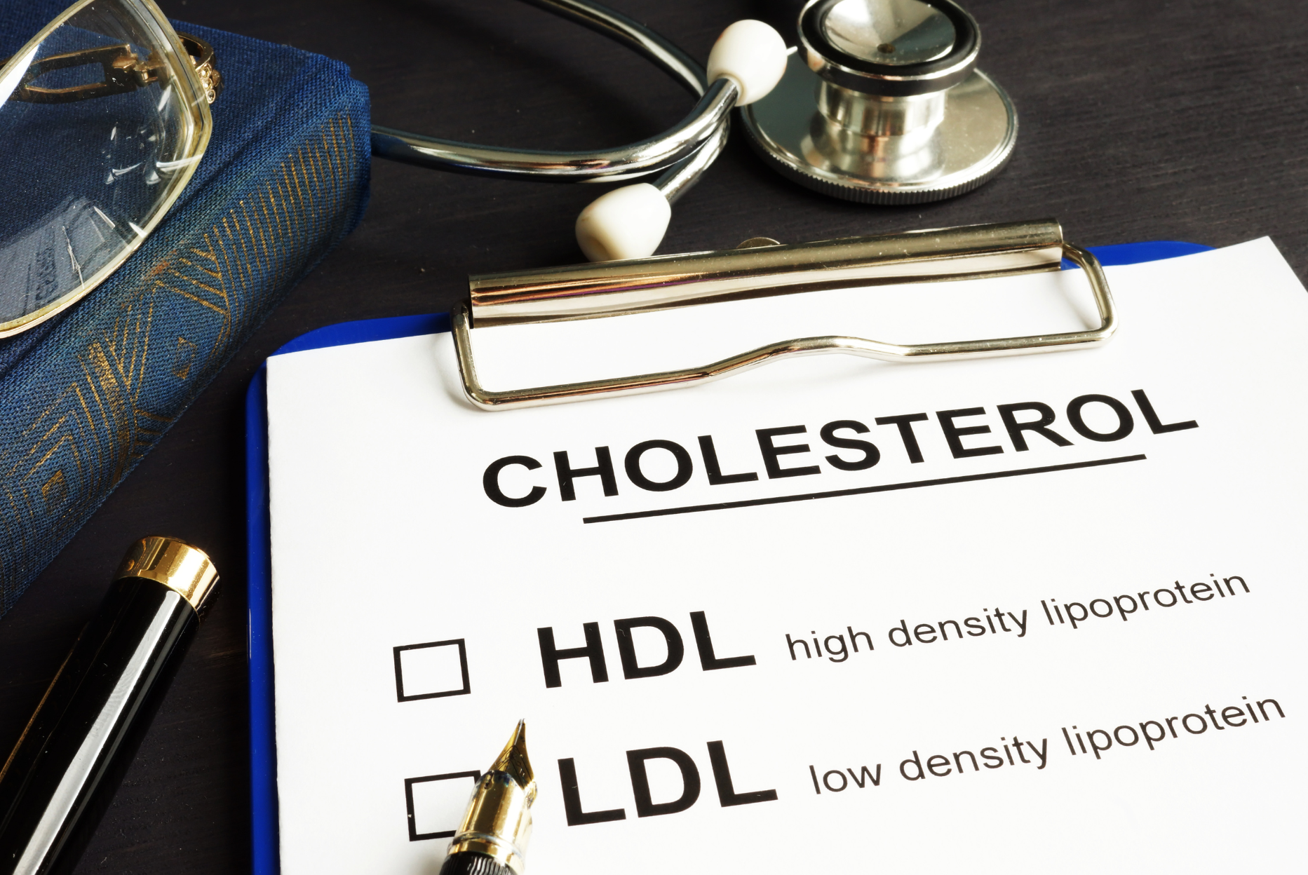 A clipboard with the word cholesterol on it