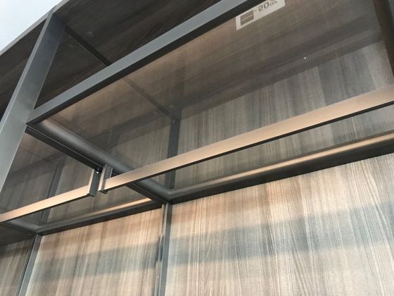 Scaffalatura per armadio in metallo grigio con supporto in legno.