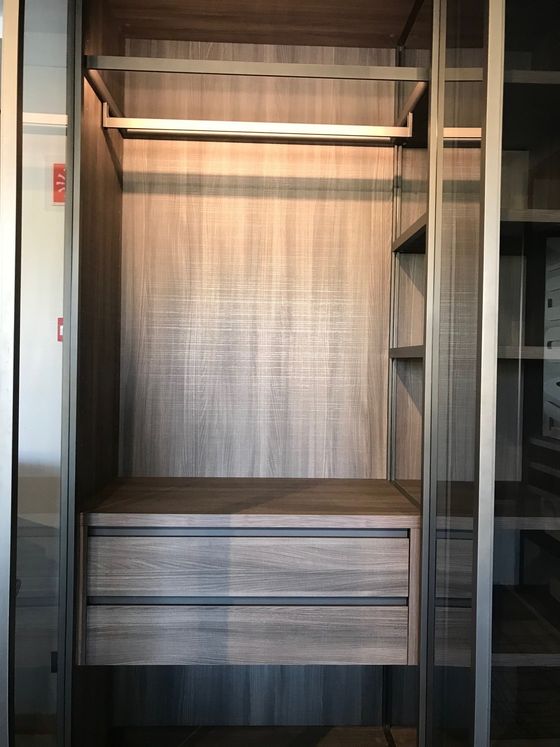 Armadio vuoto in legno con due cassetti, un'asta appendiabiti e ripiani.