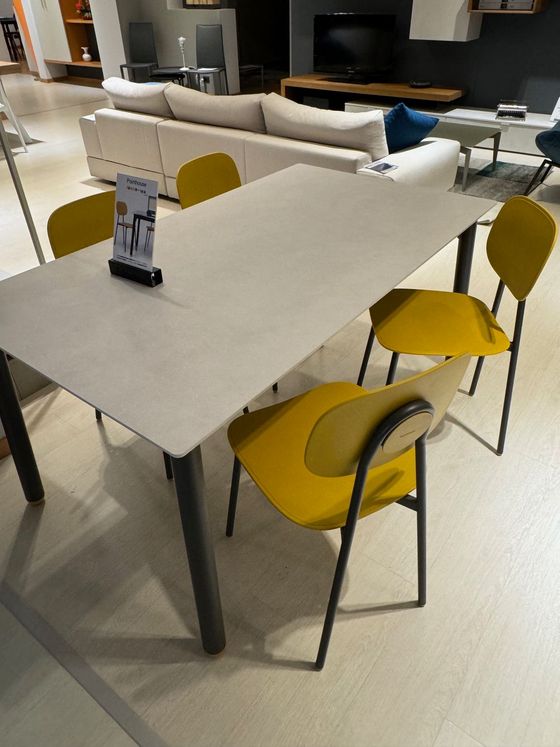Tavolo da pranzo con sedie gialle in uno showroom.